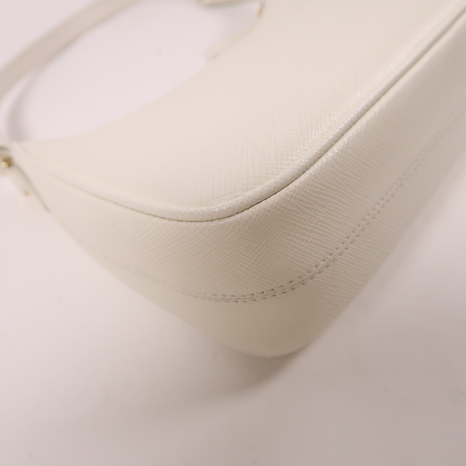 PRADA Saffiano皮革Saffiano Mini Bag金扣肩背袋