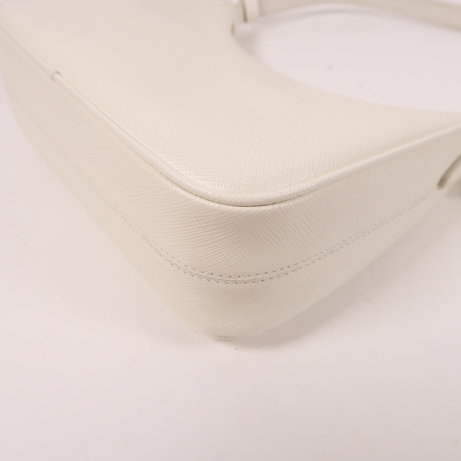PRADA Saffiano皮革Saffiano Mini Bag金扣肩背袋