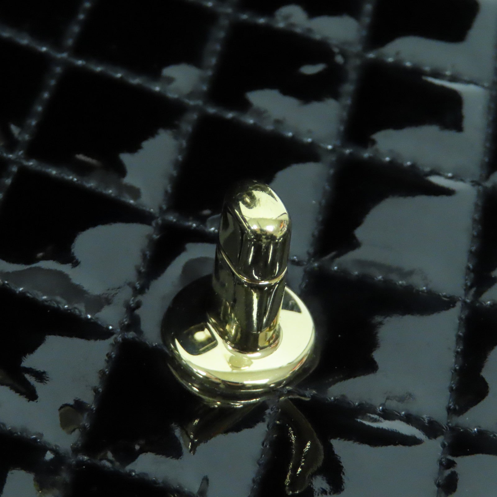 CHANEL 菱格漆皮皮革Valentine Chain Shoulder Bag金扣鏈帶肩背袋黑色