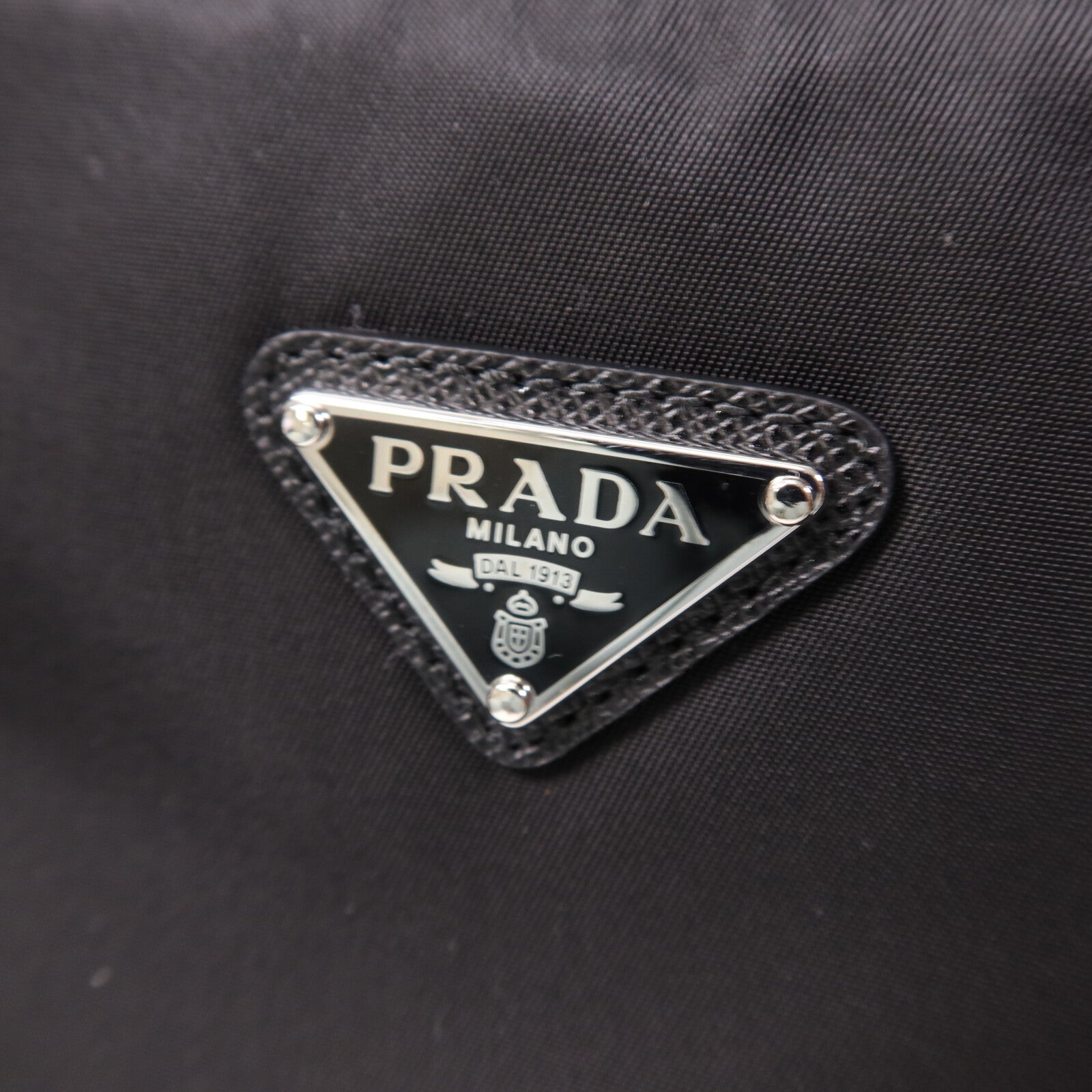 PRADA 尼龍Hobo銀扣肩背袋