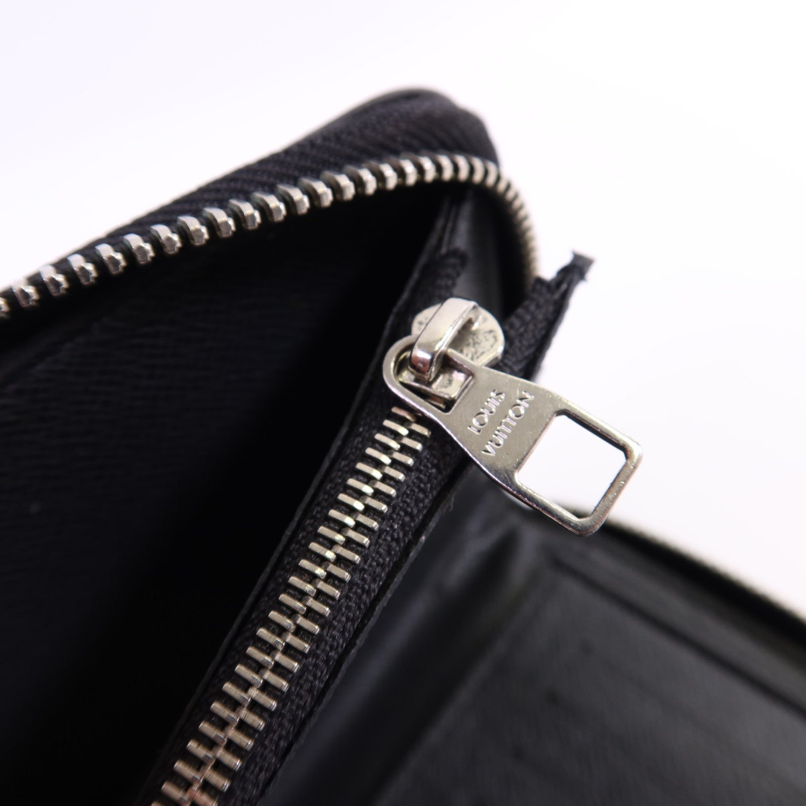 LOUIS VUITTON 【激減優惠】Taiga Zippy Wallet Vertical銀扣長錢包