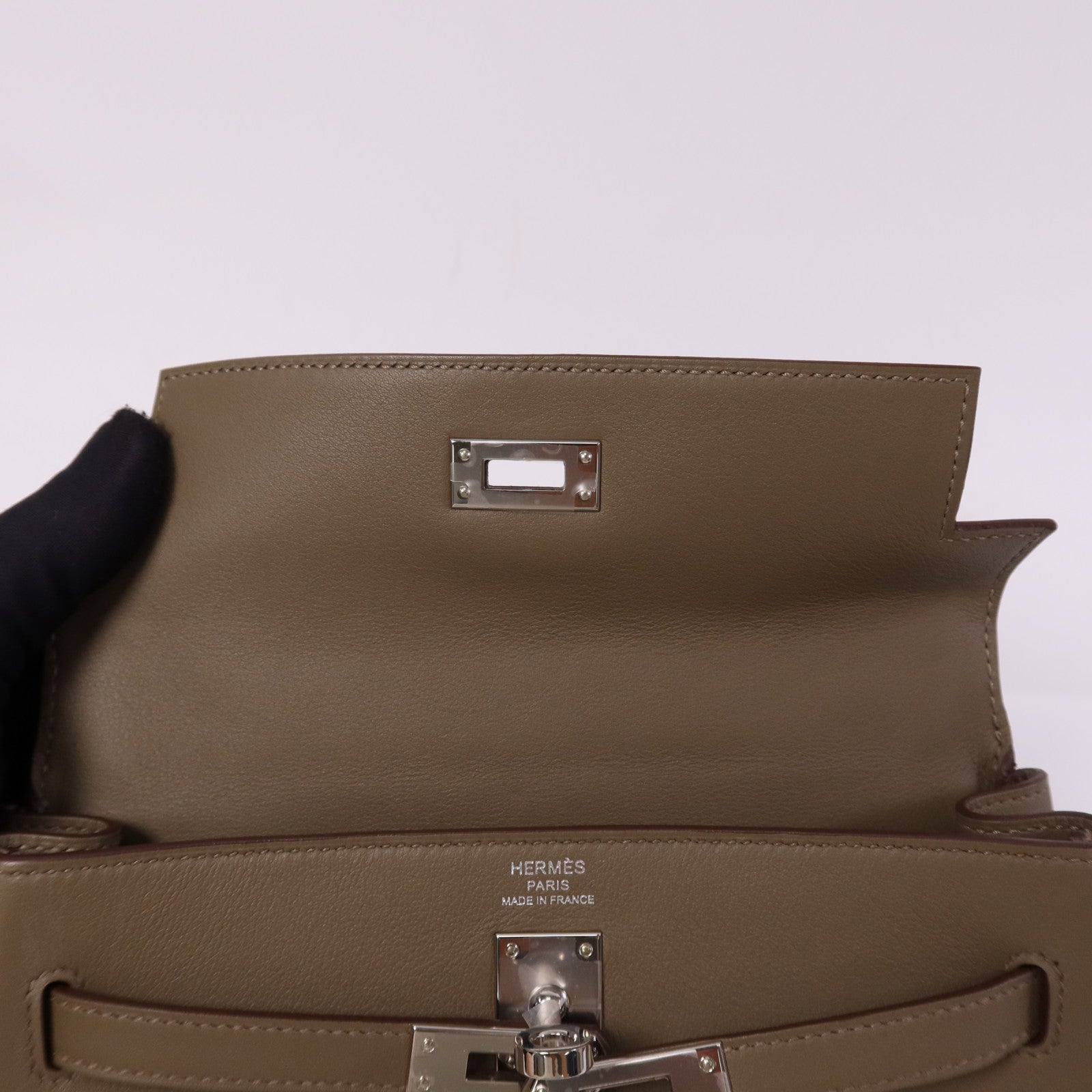 HERMES 【激減優惠】Swift皮革Kelly Moove銀扣肩背袋Etoupe