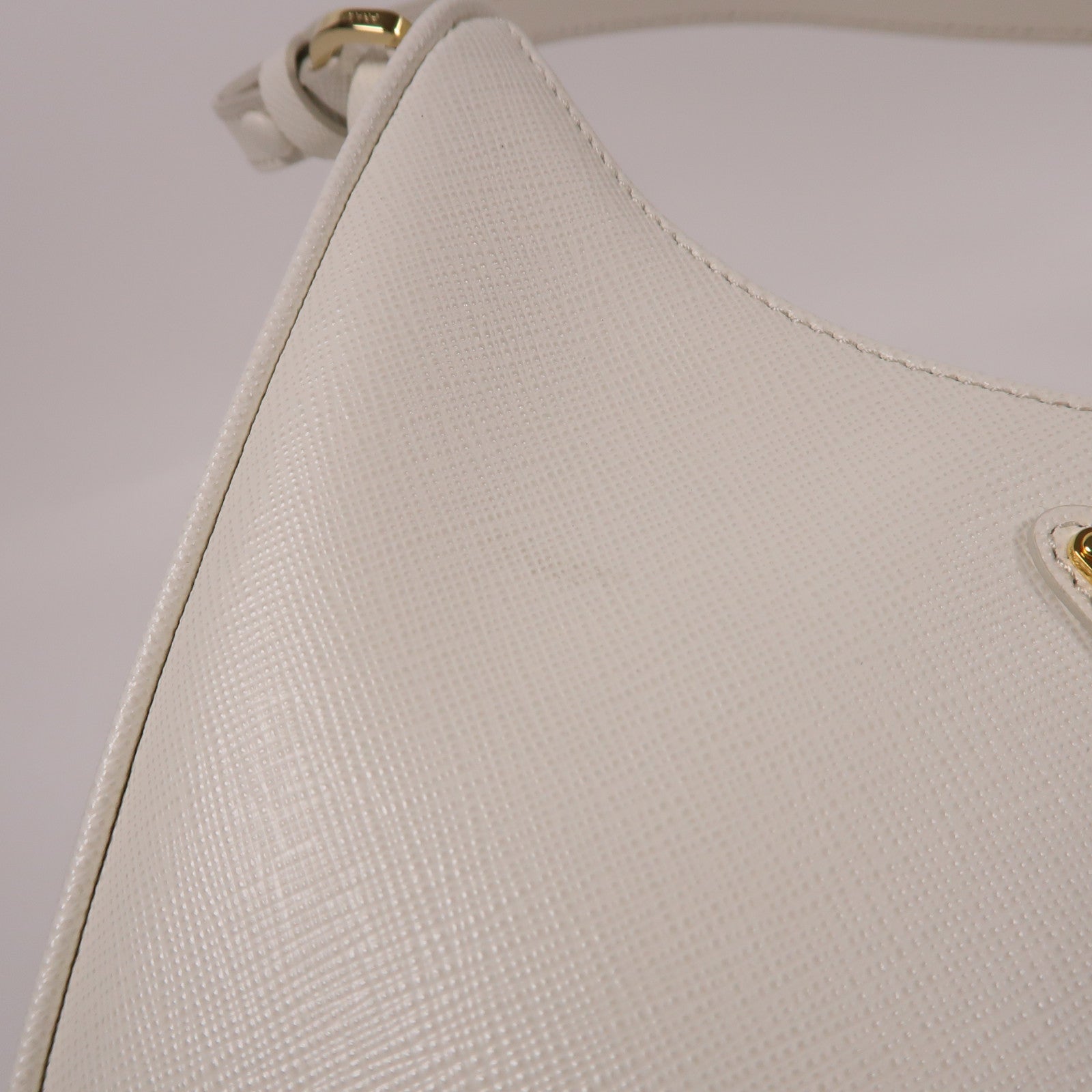 PRADA Saffiano皮革Saffiano Mini Bag金扣肩背袋