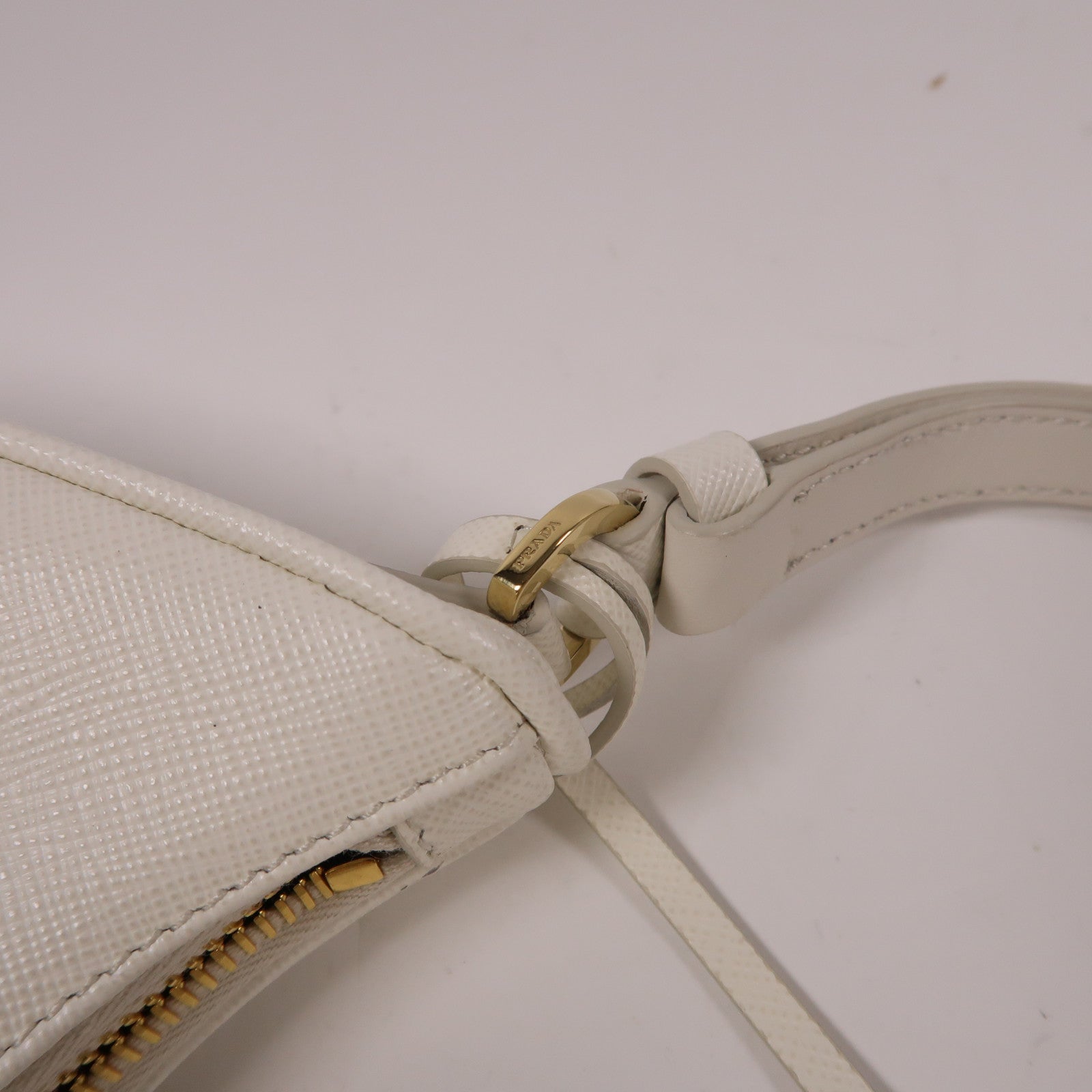 PRADA Saffiano皮革Saffiano Mini Bag金扣肩背袋