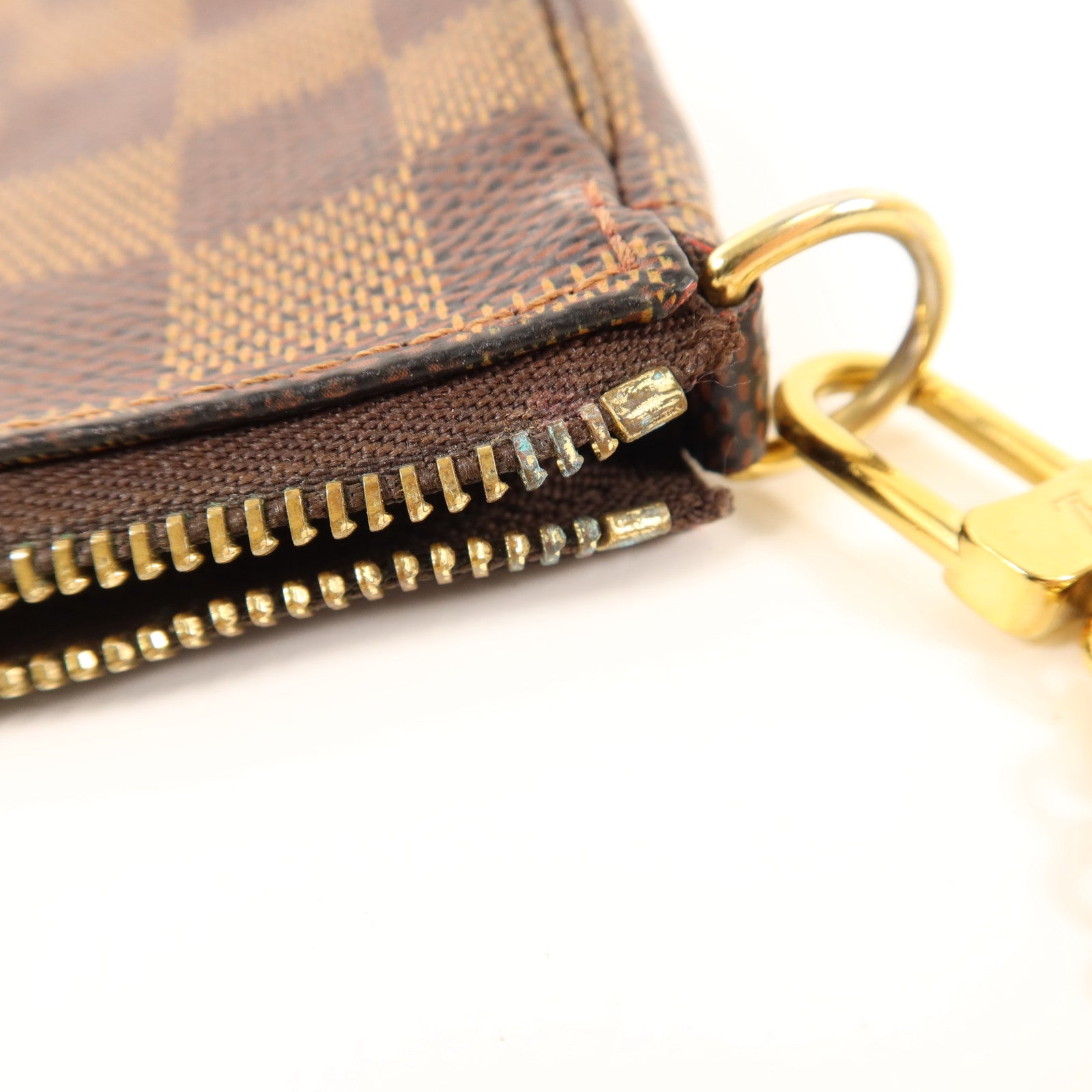 LOUIS VUITTON Damier Mini Pochette Accessoires金扣手拿包