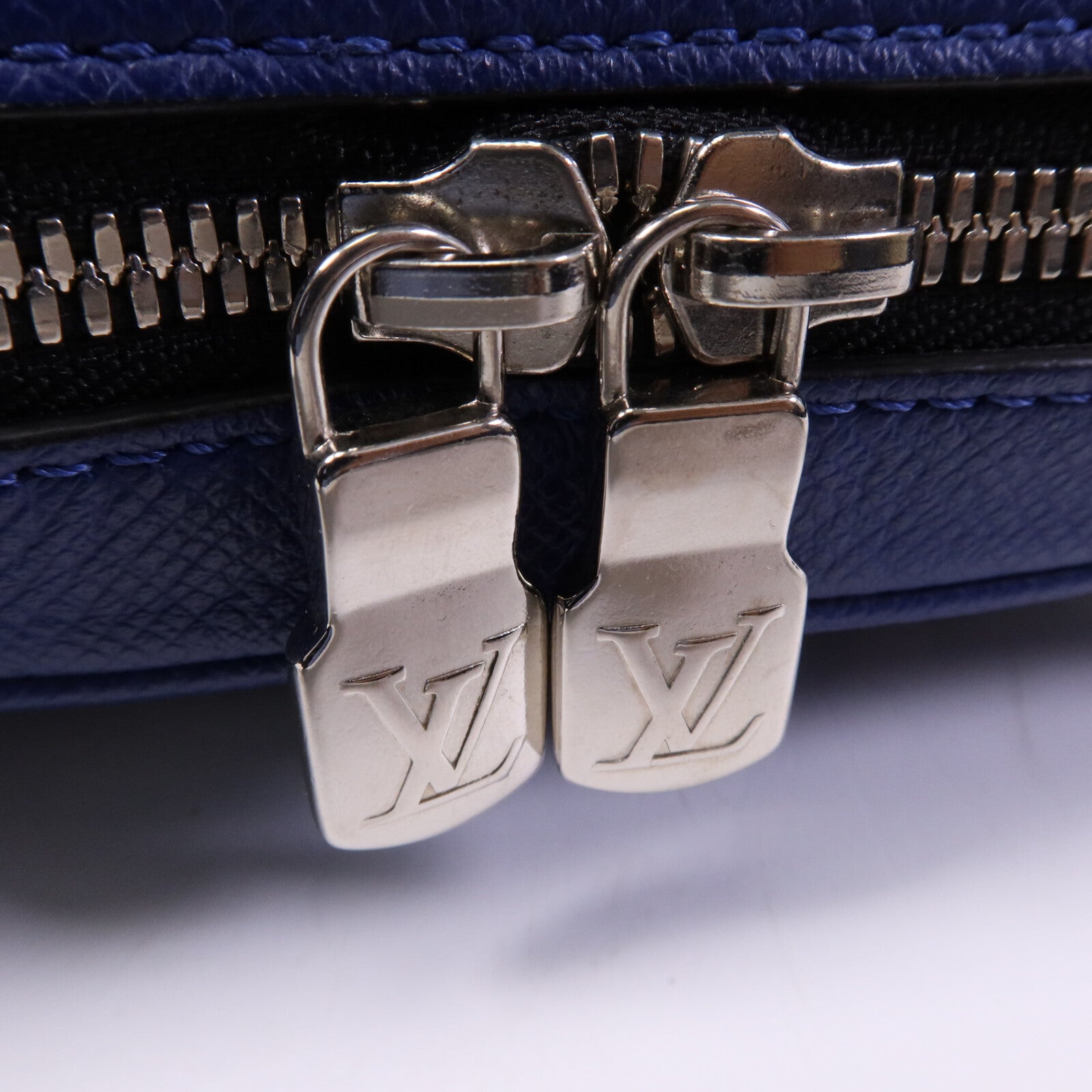 LOUIS VUITTON Taiga/Monogram Outdoor Messenger銀扣肩背袋