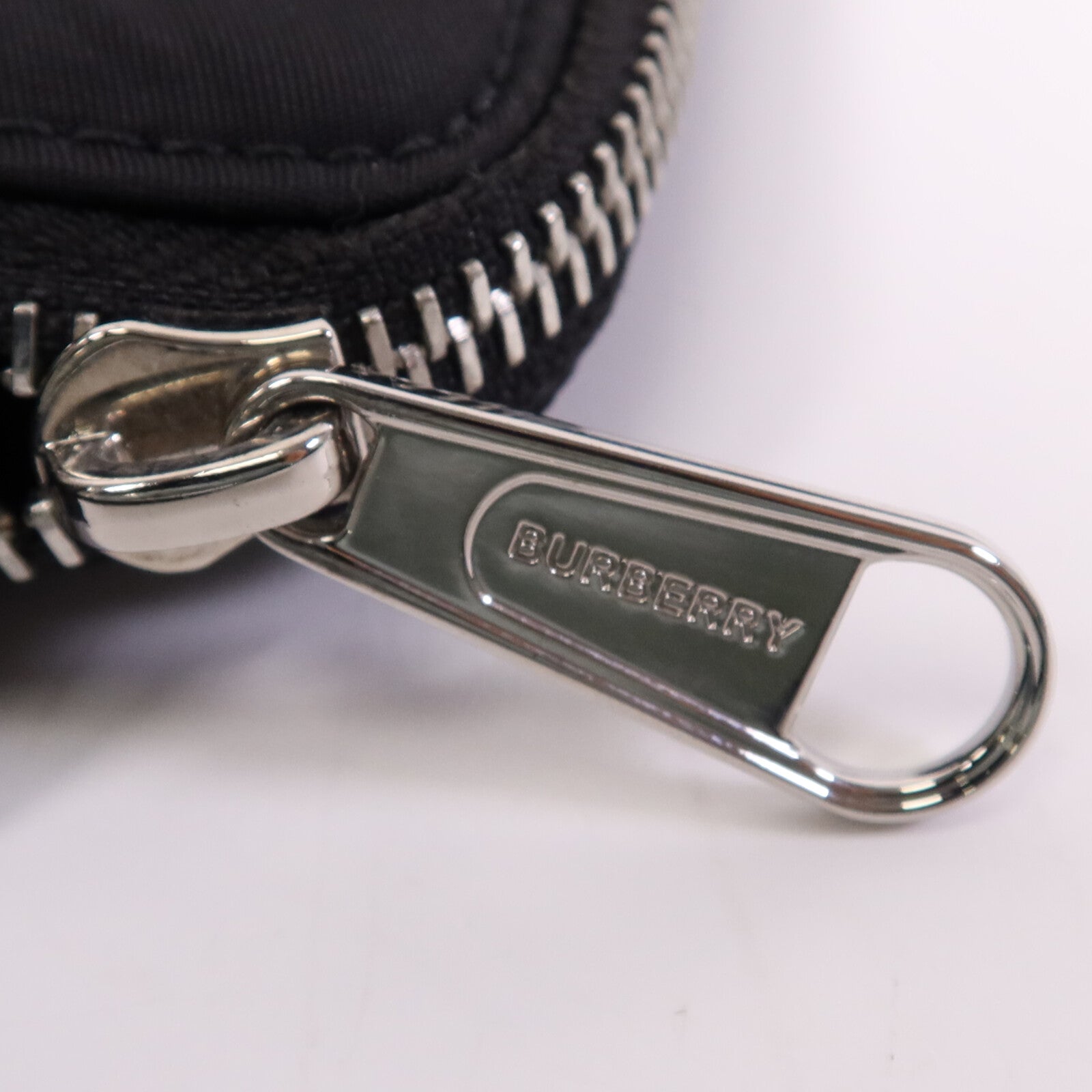 BURBERRY 尼龍Shoulder Bag銀扣肩背袋