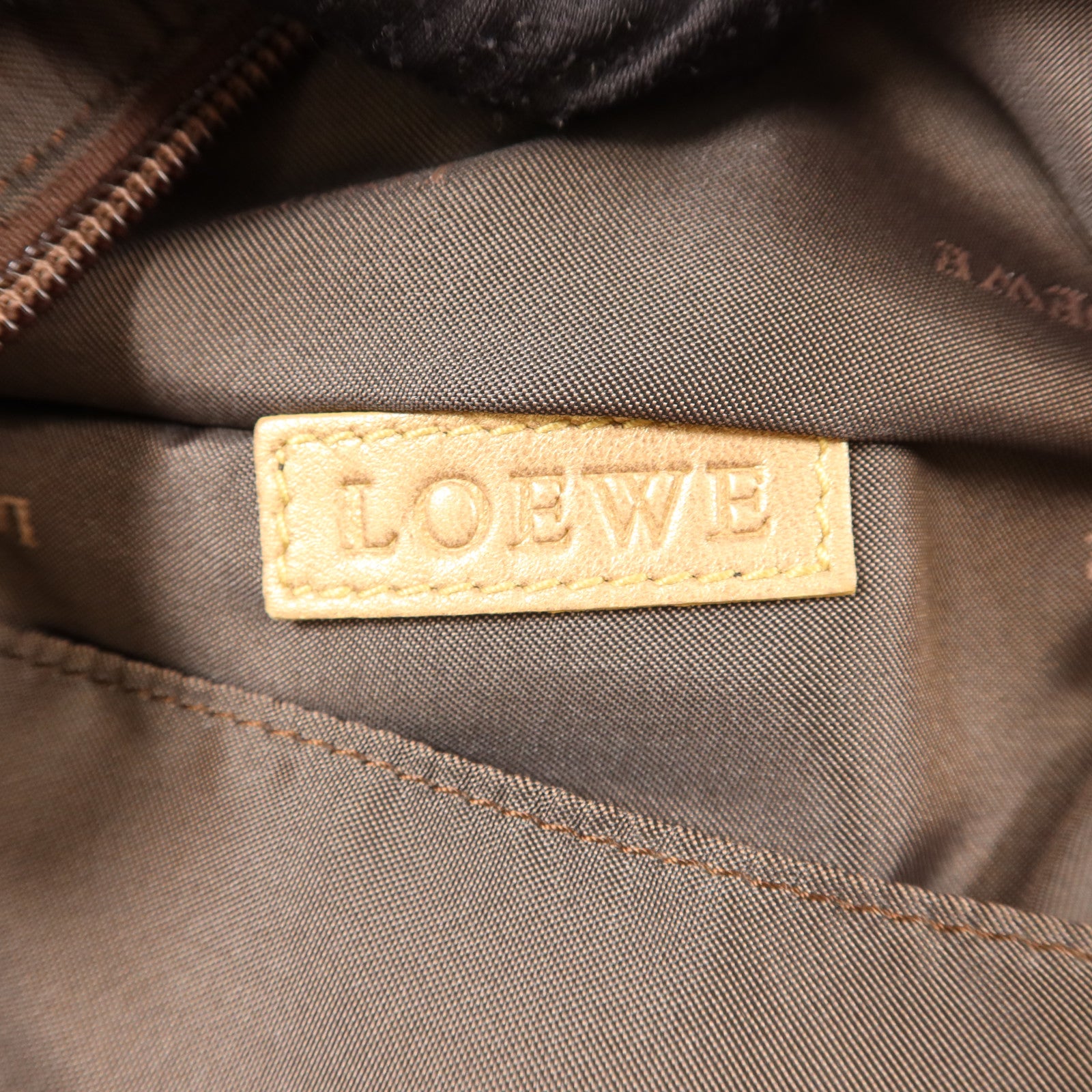 LOEWE 羊皮皮革Nappa Aire金扣手挽袋