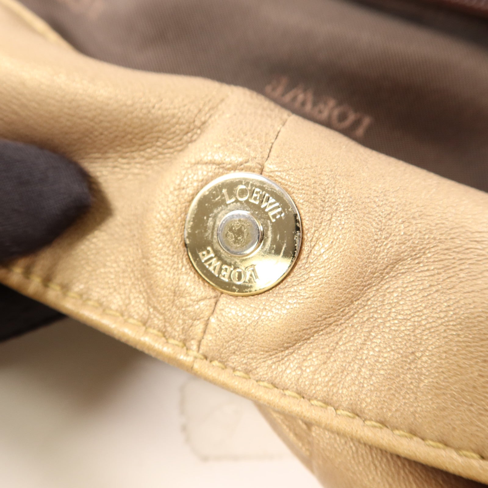 LOEWE 羊皮皮革Nappa Aire金扣手挽袋