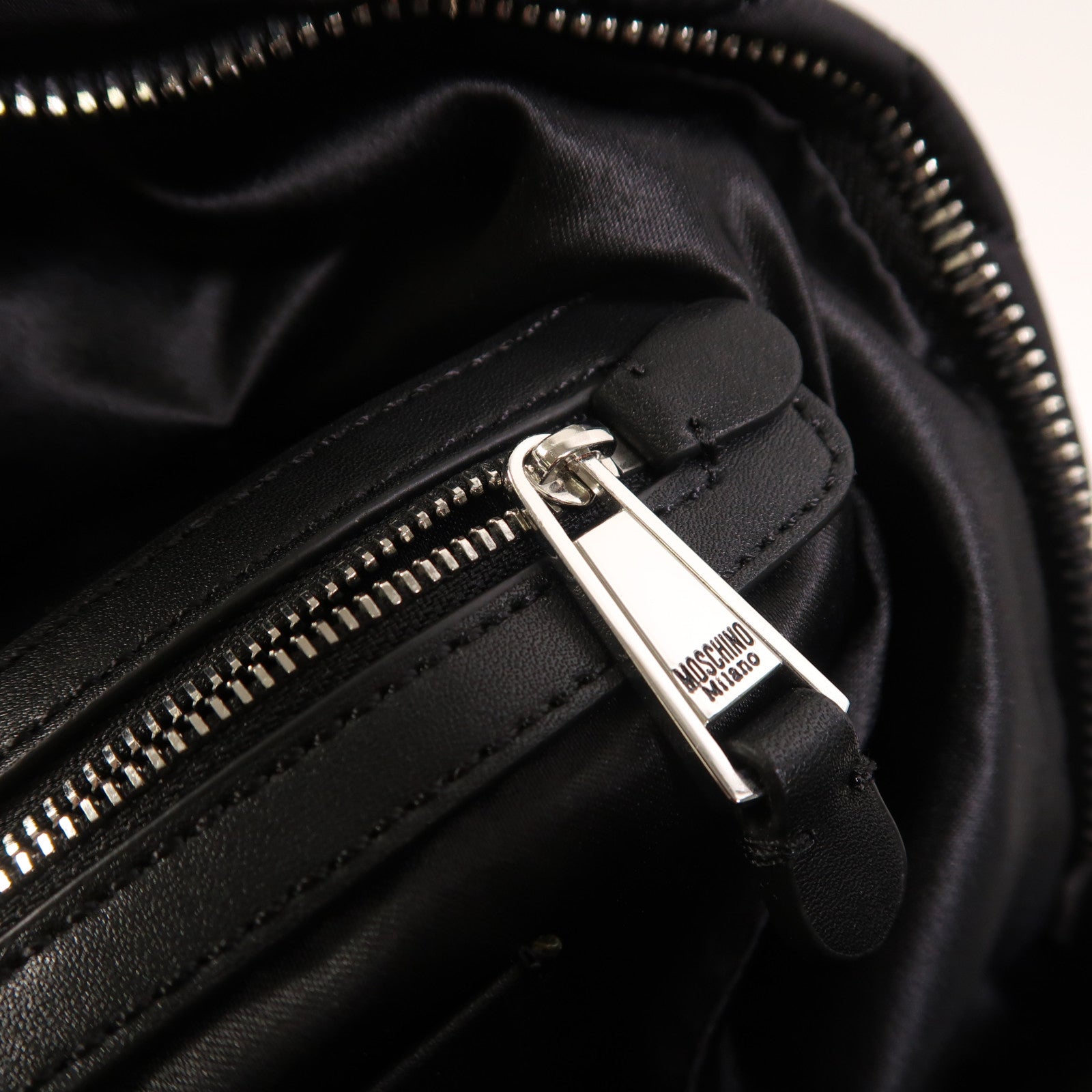 MOSCHINO 尼龍Backpack銀扣背包