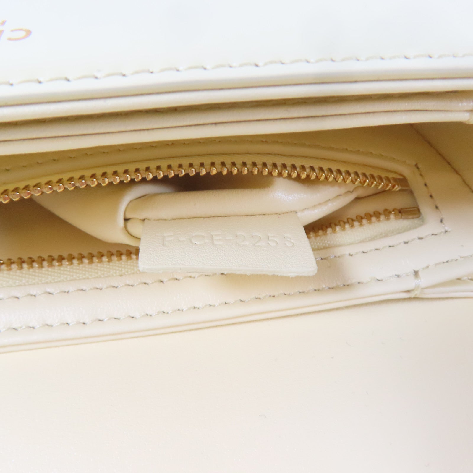 CELINE 牛皮皮革Triomphe Shoulder Bag金扣肩背袋白色