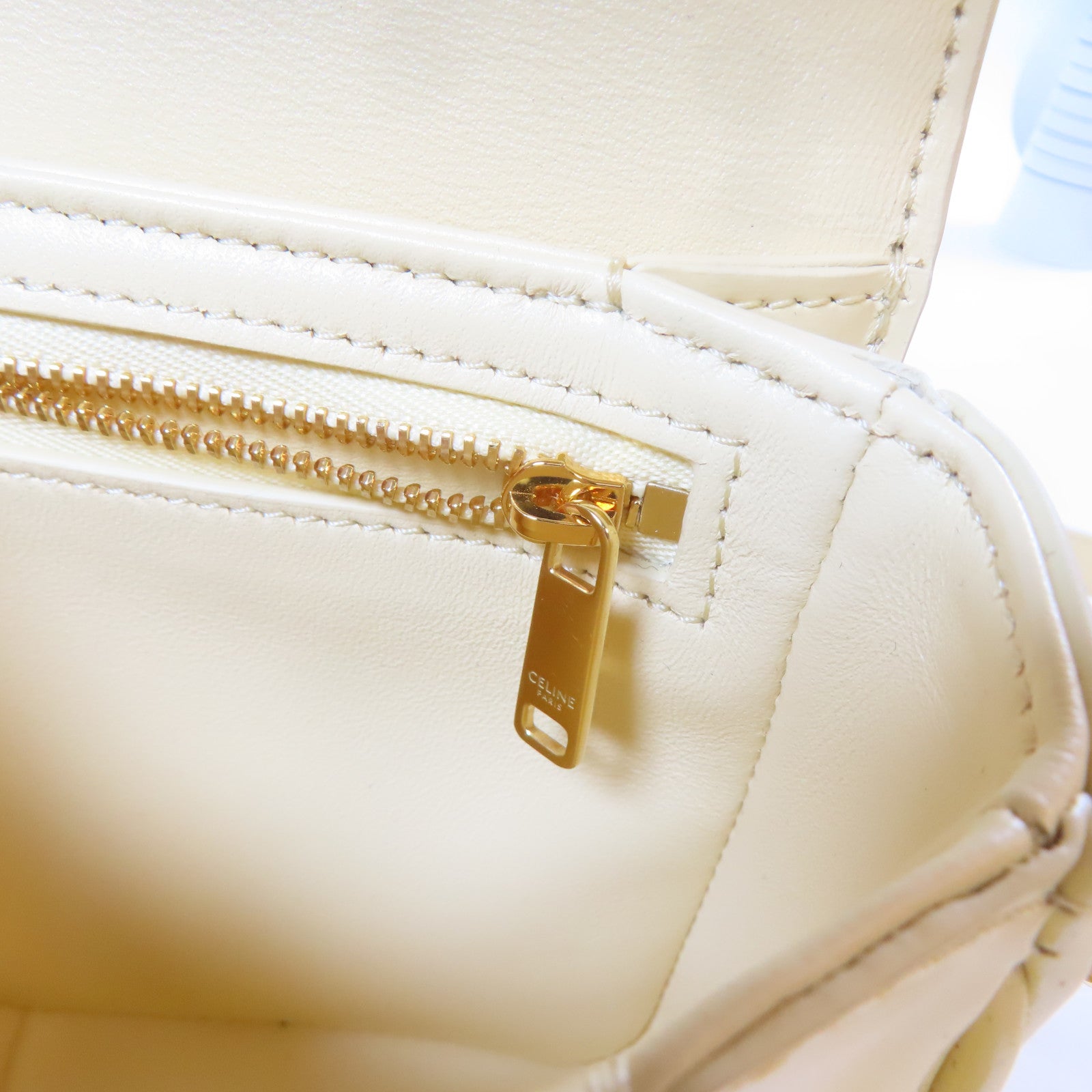 CELINE 牛皮皮革Triomphe Shoulder Bag金扣肩背袋白色