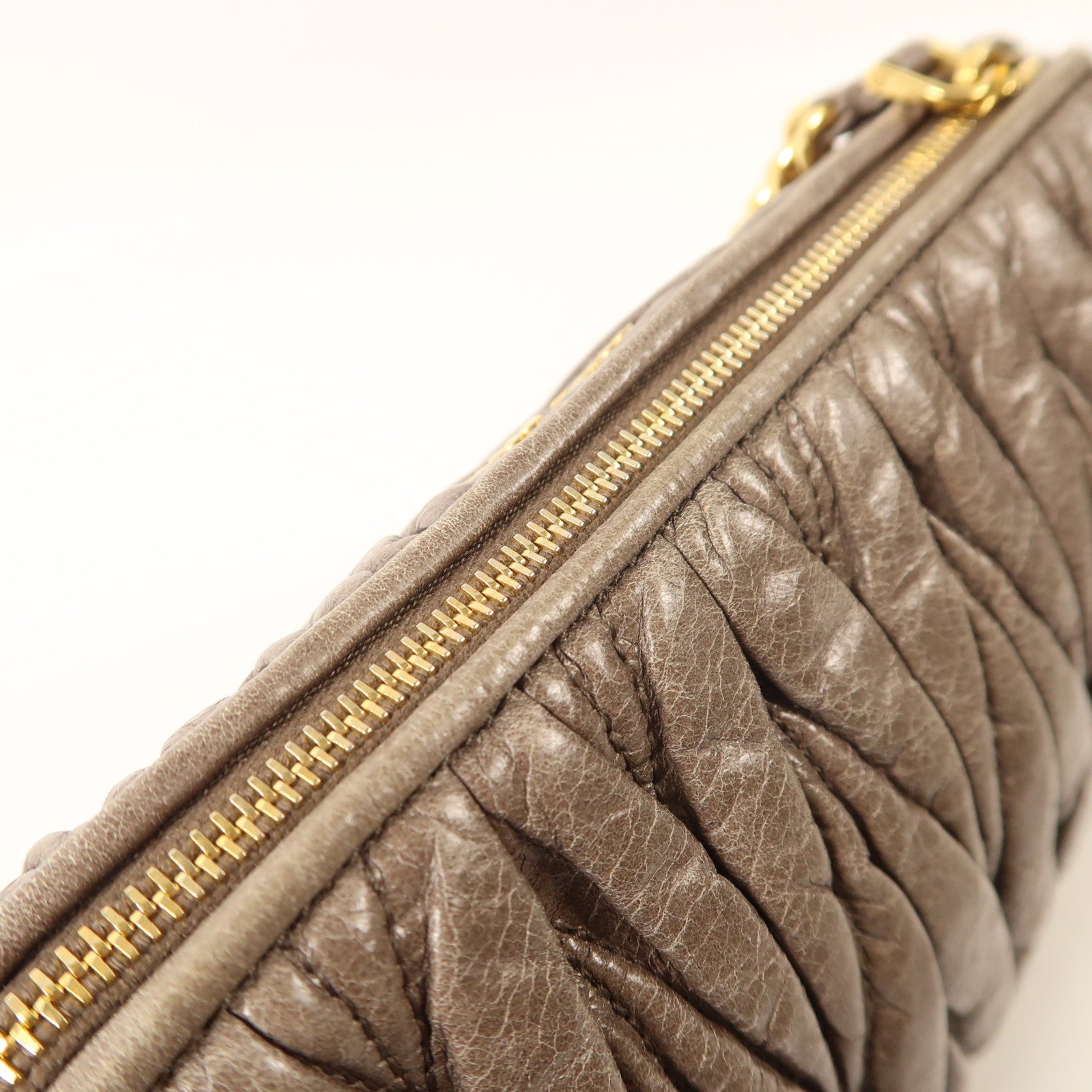 Miu Miu 牛皮皮革Shoulder Bag金扣肩背袋
