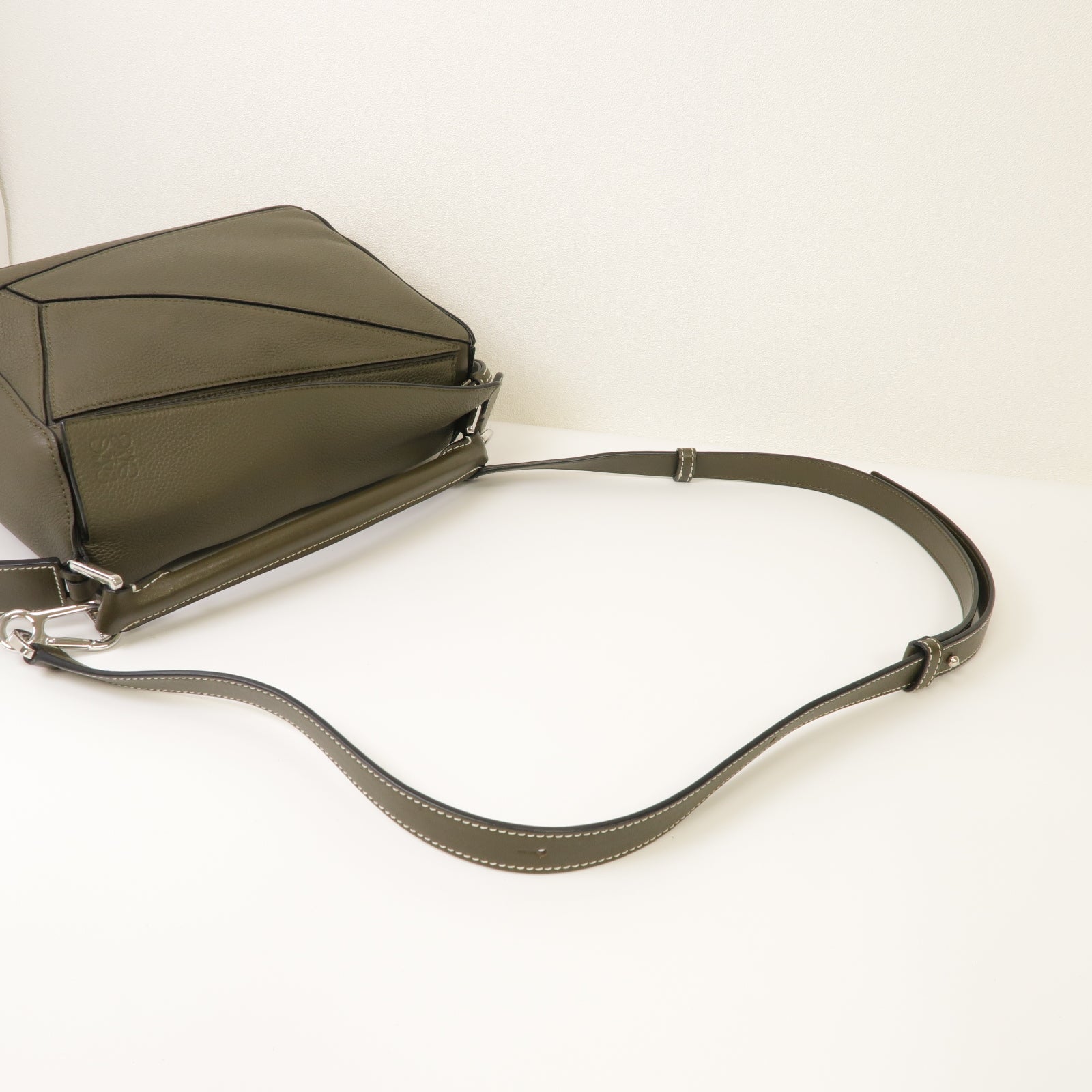 LOEWE 牛皮皮革Small Puzzle Bag銀扣手挽肩背兩用袋卡其色