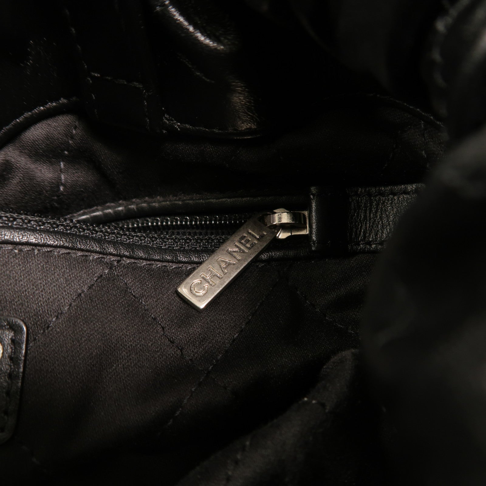 CHANEL 牛皮皮革Chanel 22 Backpack鏈帶背包