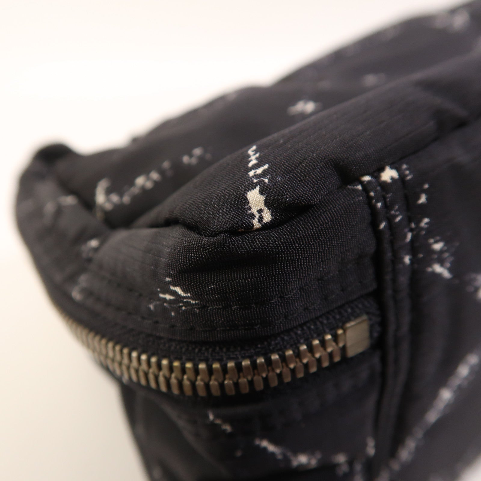 CHANEL 尼龍Travel Line Hang Bag銀扣手挽袋