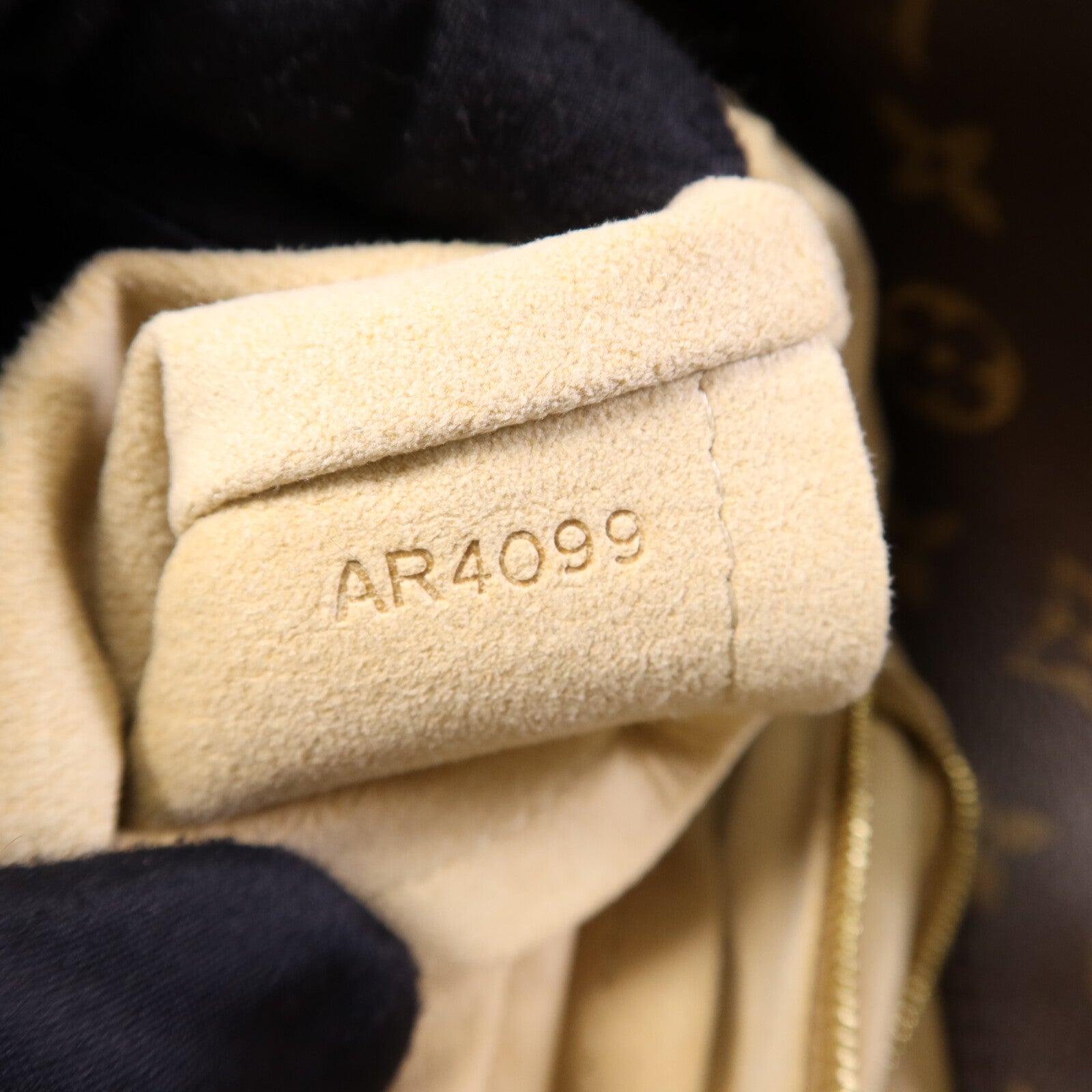 LOUIS VUITTON Monogram Artsy MM金扣肩背袋