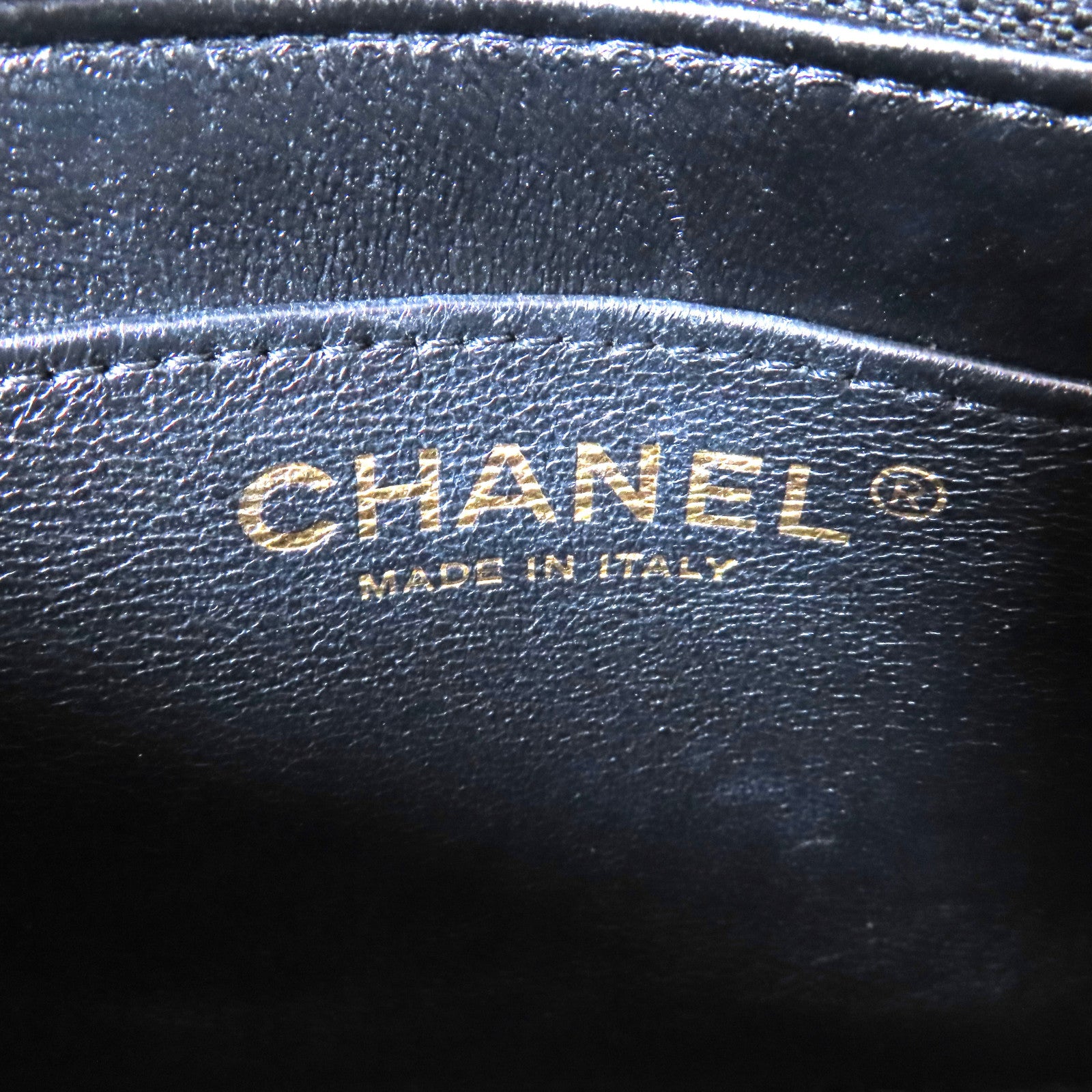 CHANEL 斜紋牛皮皮革Chevron Mini Flap Bag金扣鏈帶肩背袋黑色
