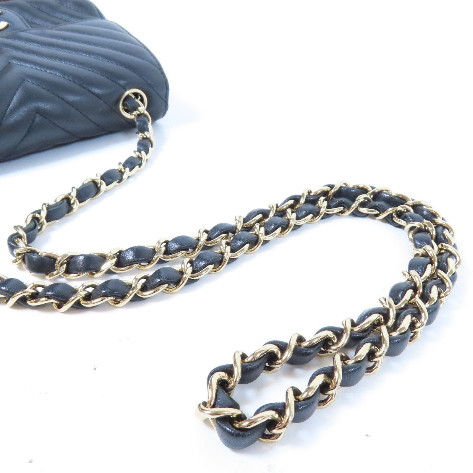 CHANEL 斜紋牛皮皮革Chevron Mini Flap Bag金扣鏈帶肩背袋黑色