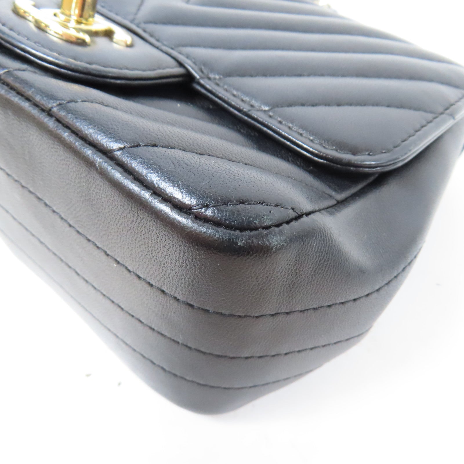 CHANEL 斜紋牛皮皮革Chevron Mini Flap Bag金扣鏈帶肩背袋黑色