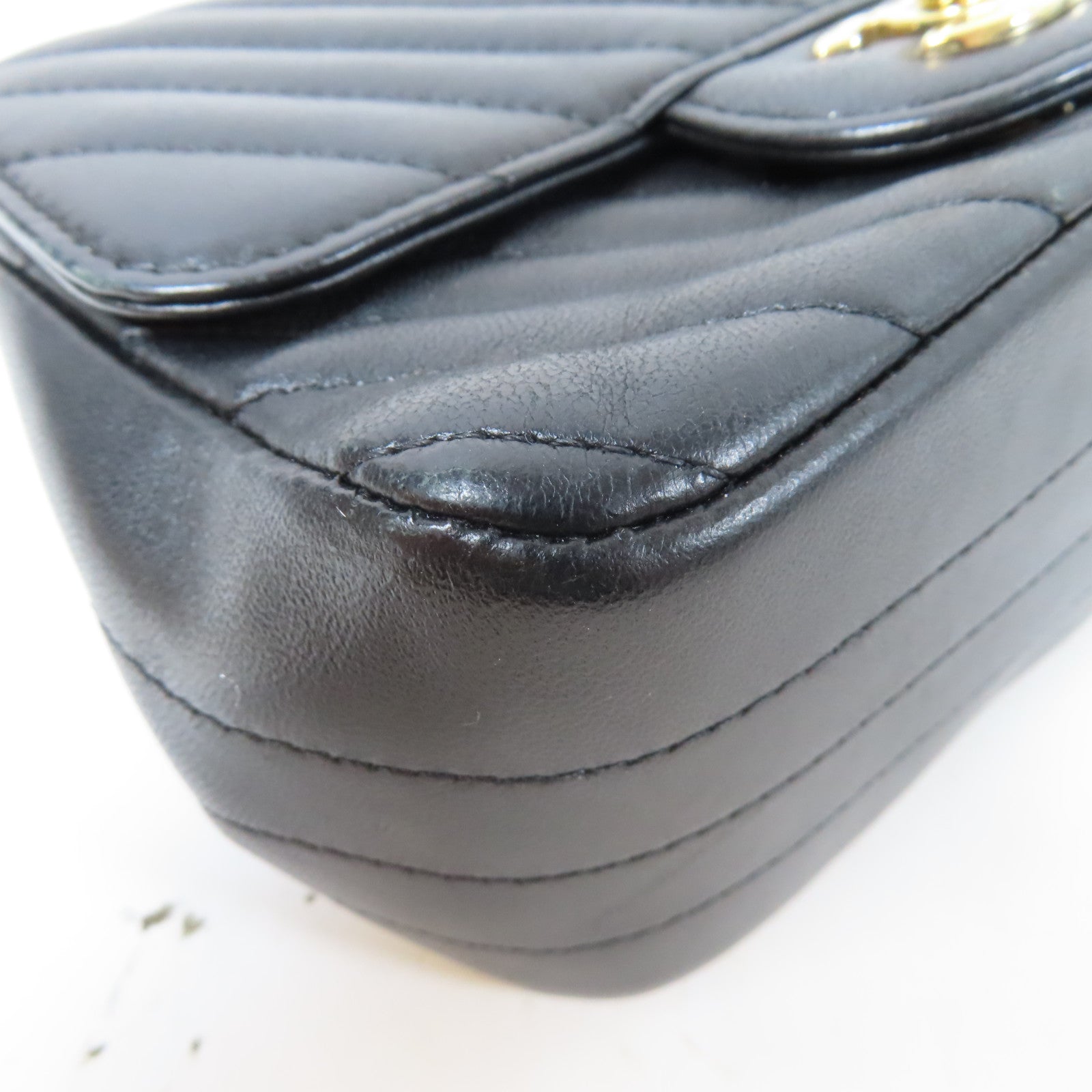 CHANEL 斜紋牛皮皮革Chevron Mini Flap Bag金扣鏈帶肩背袋黑色