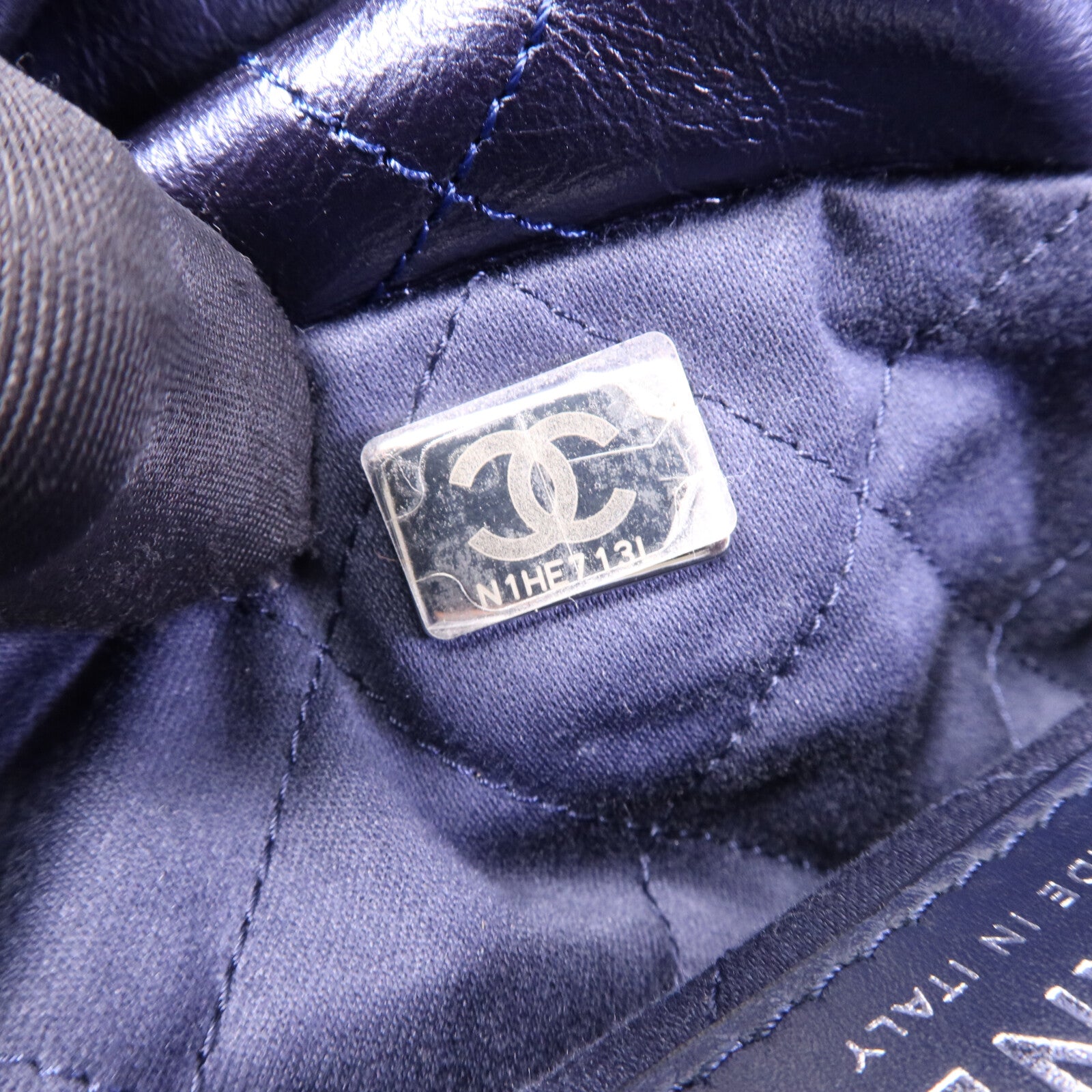 CHANEL 牛皮皮革Chanel 22 Medium銀扣鏈帶肩背袋