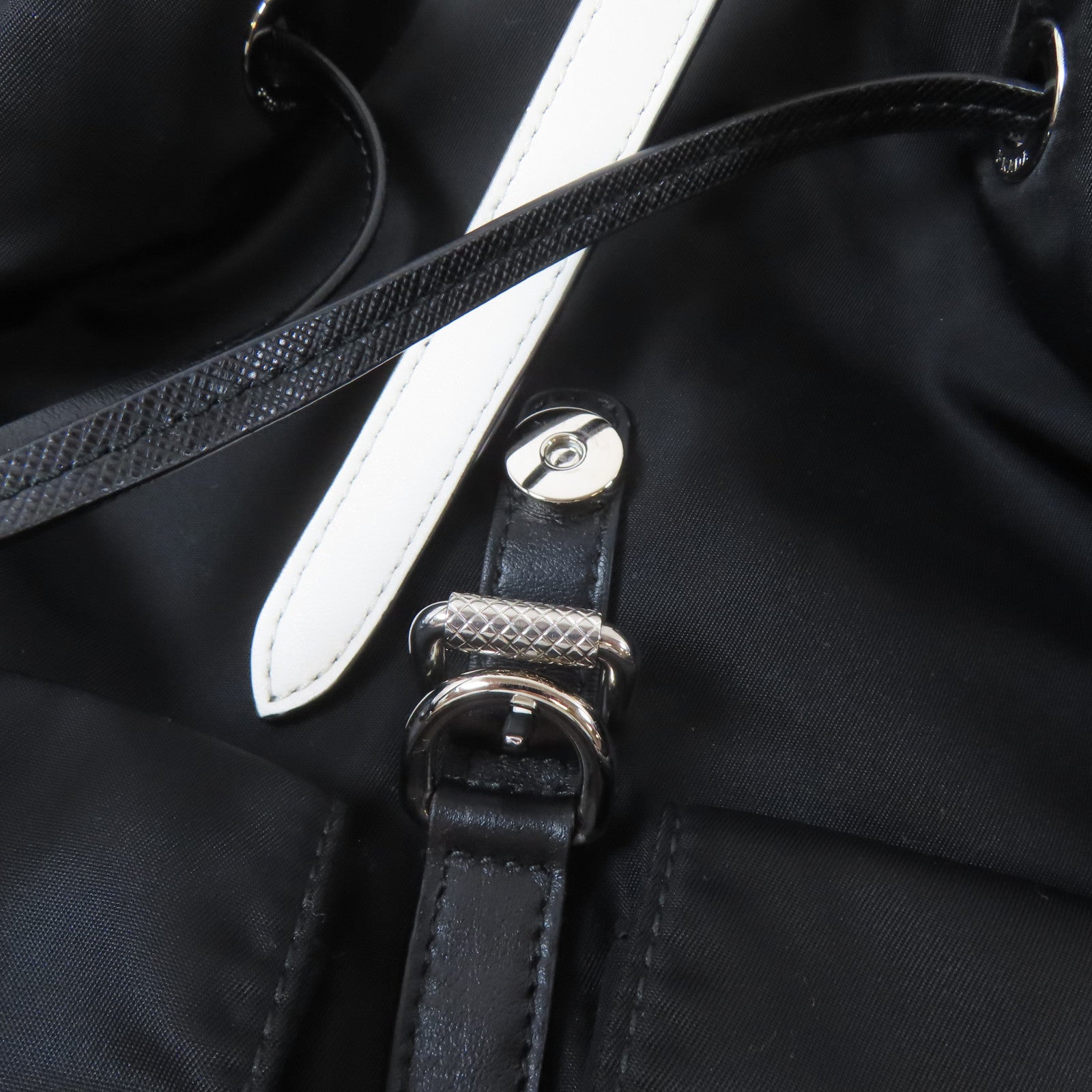 PRADA 尼龍Backpack銀扣背包黑色