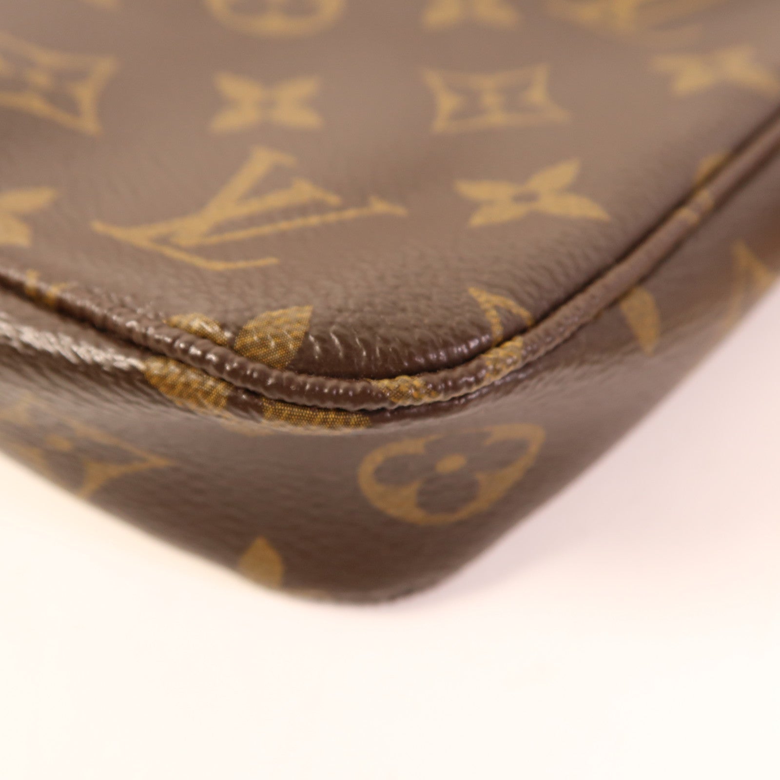 LOUIS VUITTON Monogram Pochette Accessoires金扣手拿包棕色