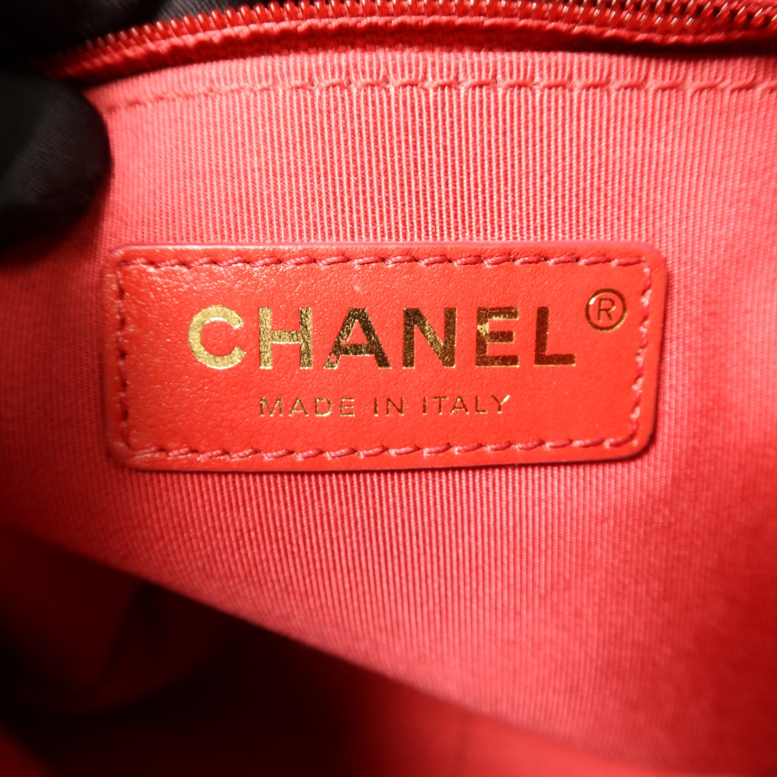 CHANEL 牛皮皮革Enchained Camera Bag金扣肩背袋