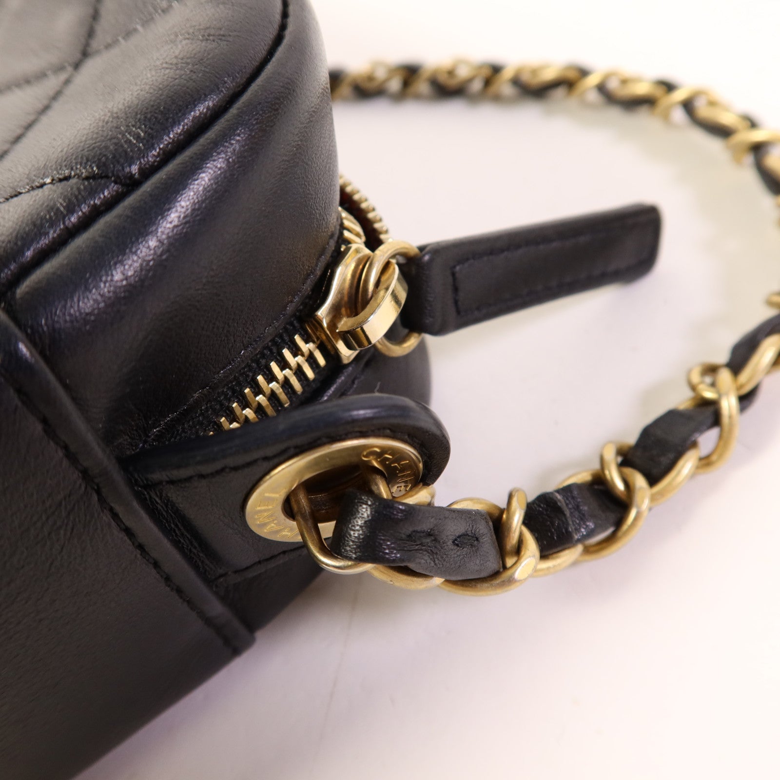 CHANEL 牛皮皮革Enchained Camera Bag金扣肩背袋