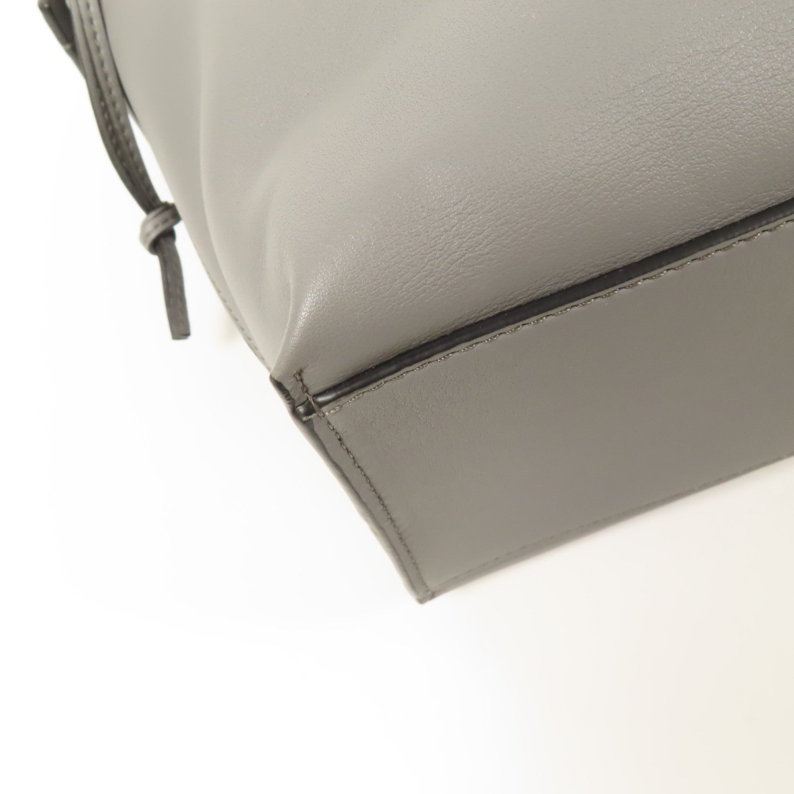 LOEWE 牛皮皮革Cubi銀扣肩背袋