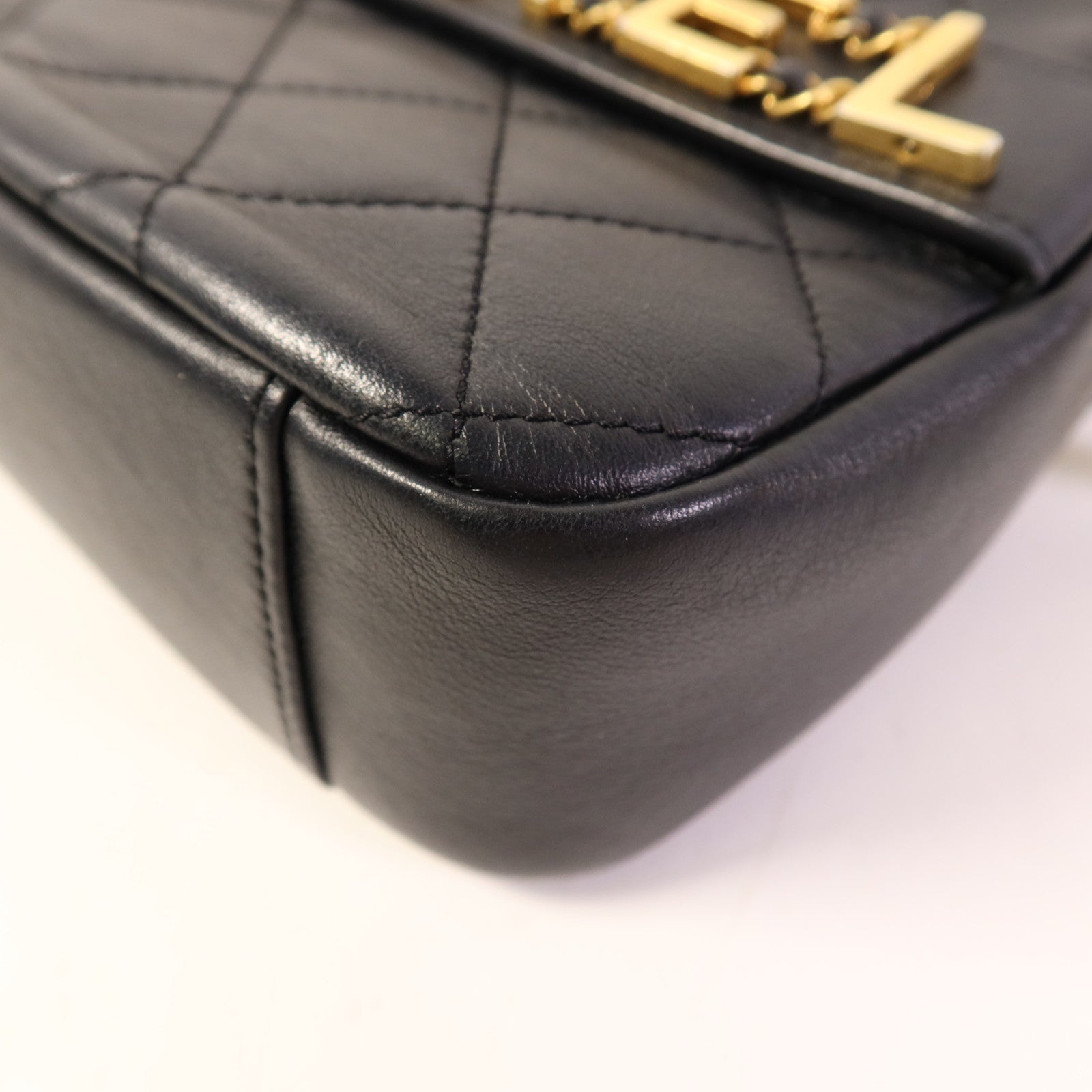 CHANEL 牛皮皮革Enchained Camera Bag金扣肩背袋