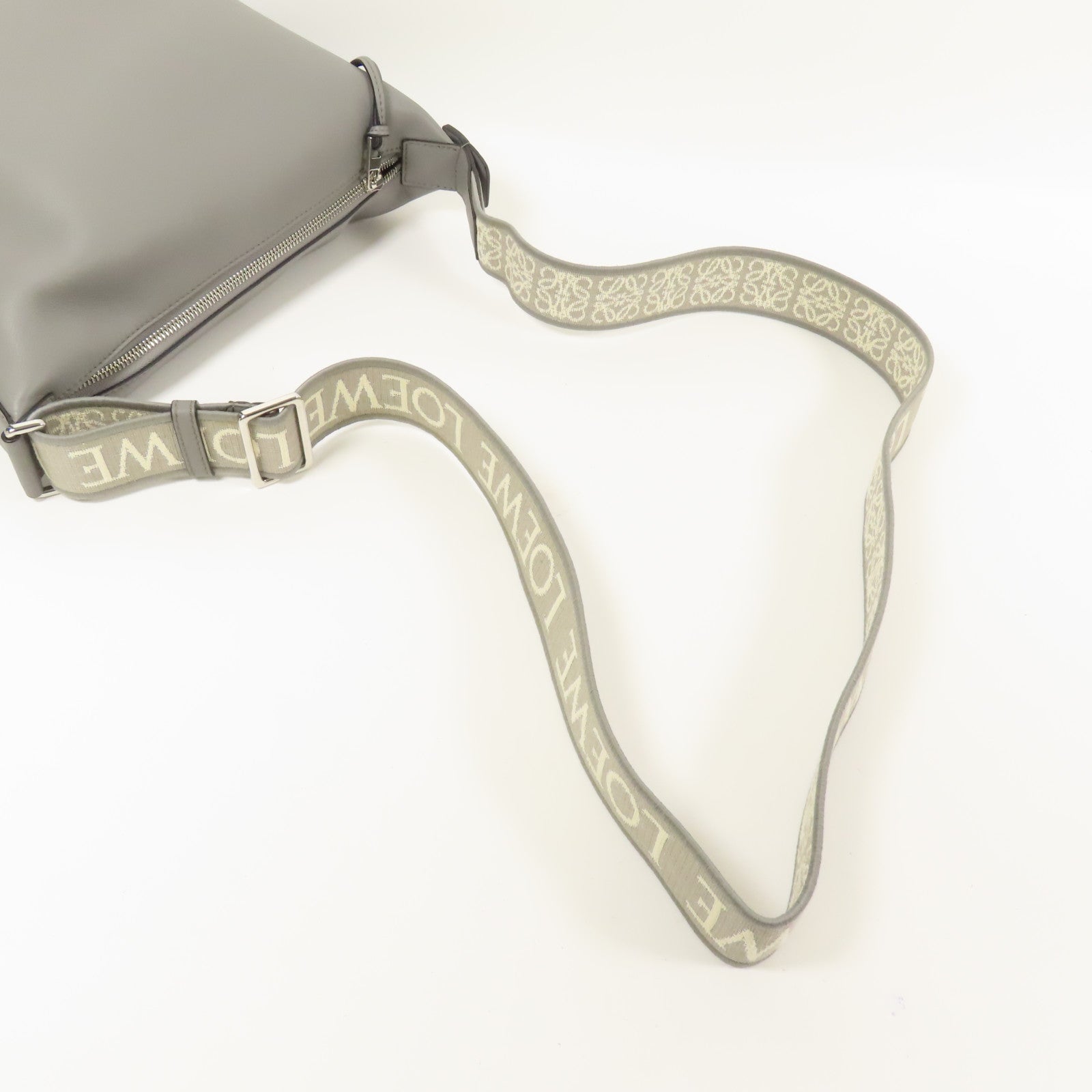 LOEWE 牛皮皮革Cubi銀扣肩背袋