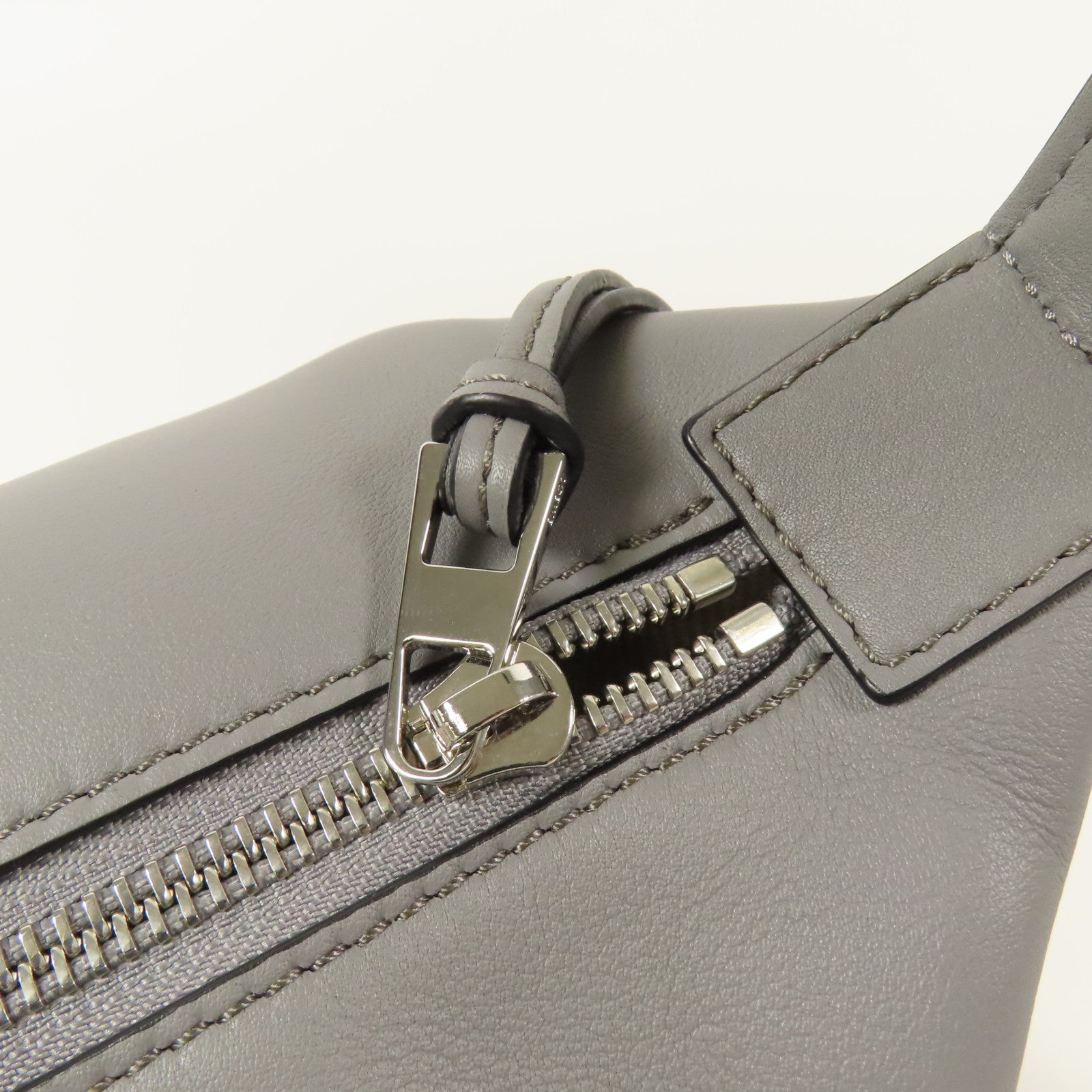 LOEWE 【激減優惠】牛皮皮革Cubi銀扣肩背袋