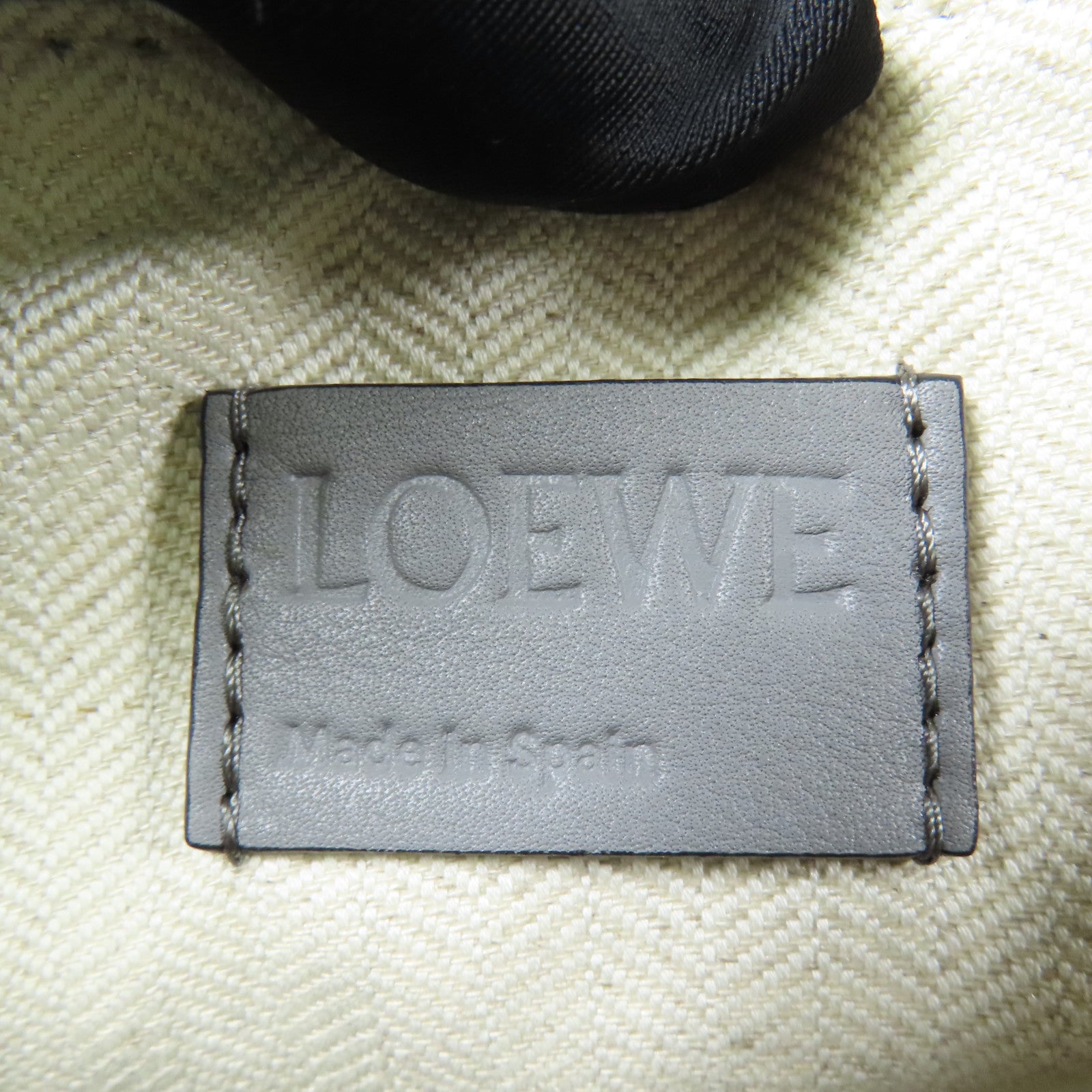 LOEWE 【激減優惠】牛皮皮革Cubi銀扣肩背袋