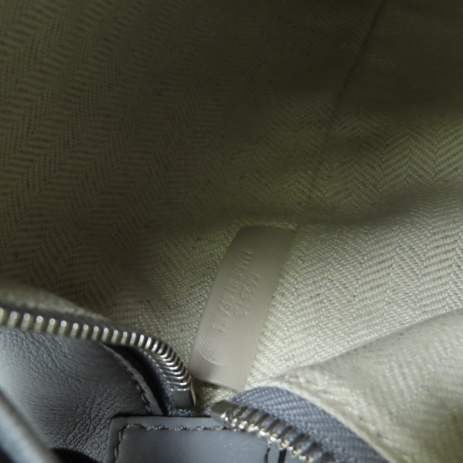 LOEWE 【激減優惠】牛皮皮革Cubi銀扣肩背袋