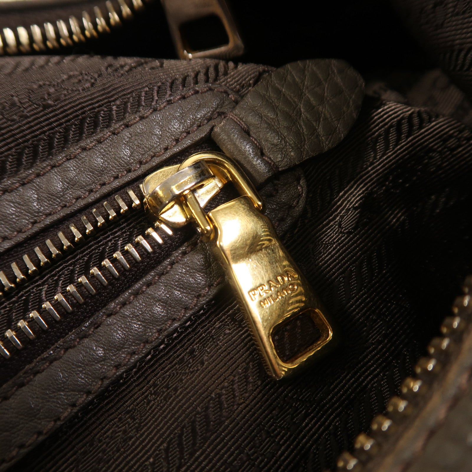 PRADA 【激減優惠】牛皮皮革Shoulder Bag金扣肩背袋