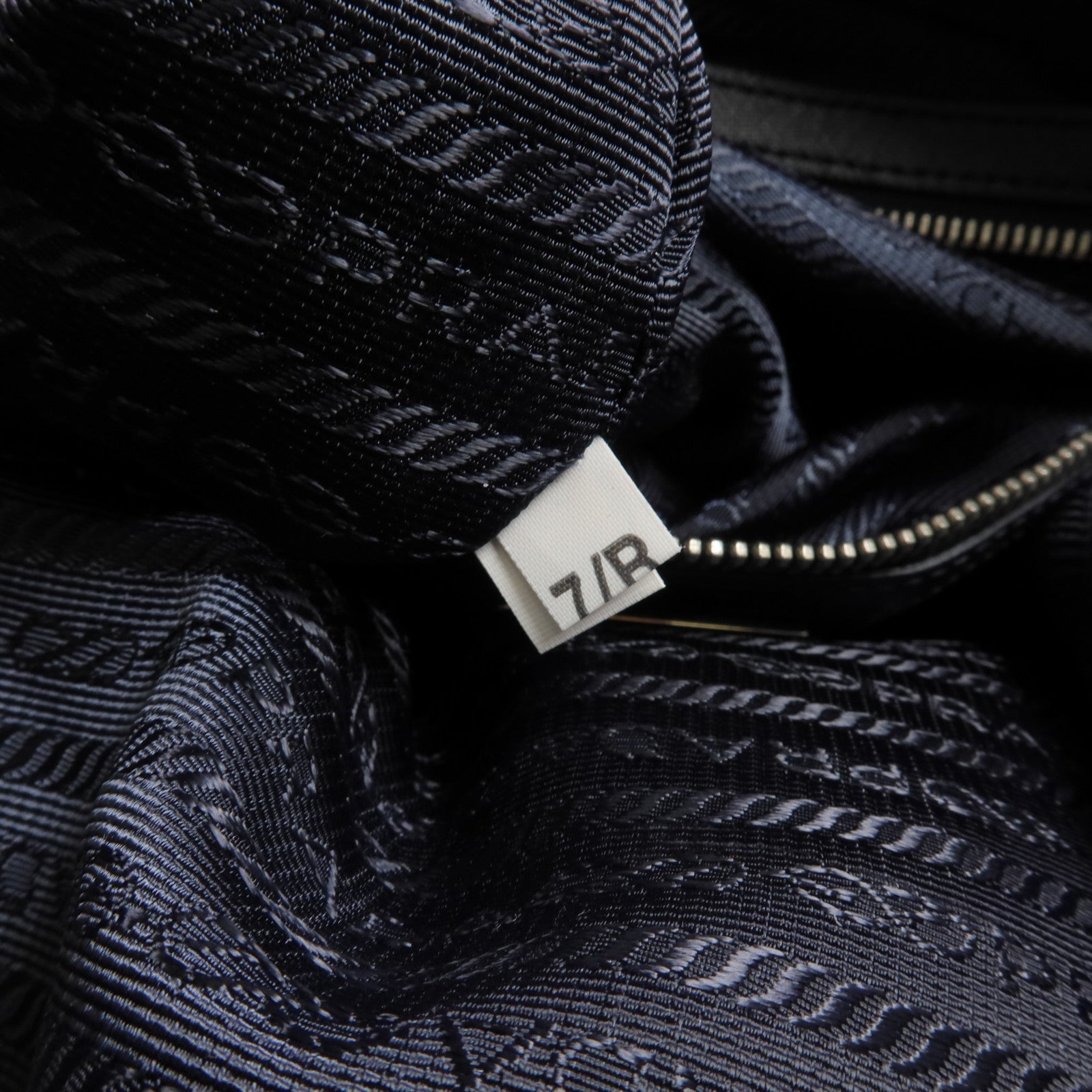 PRADA 尼龍Sholder Bag銀扣肩背袋