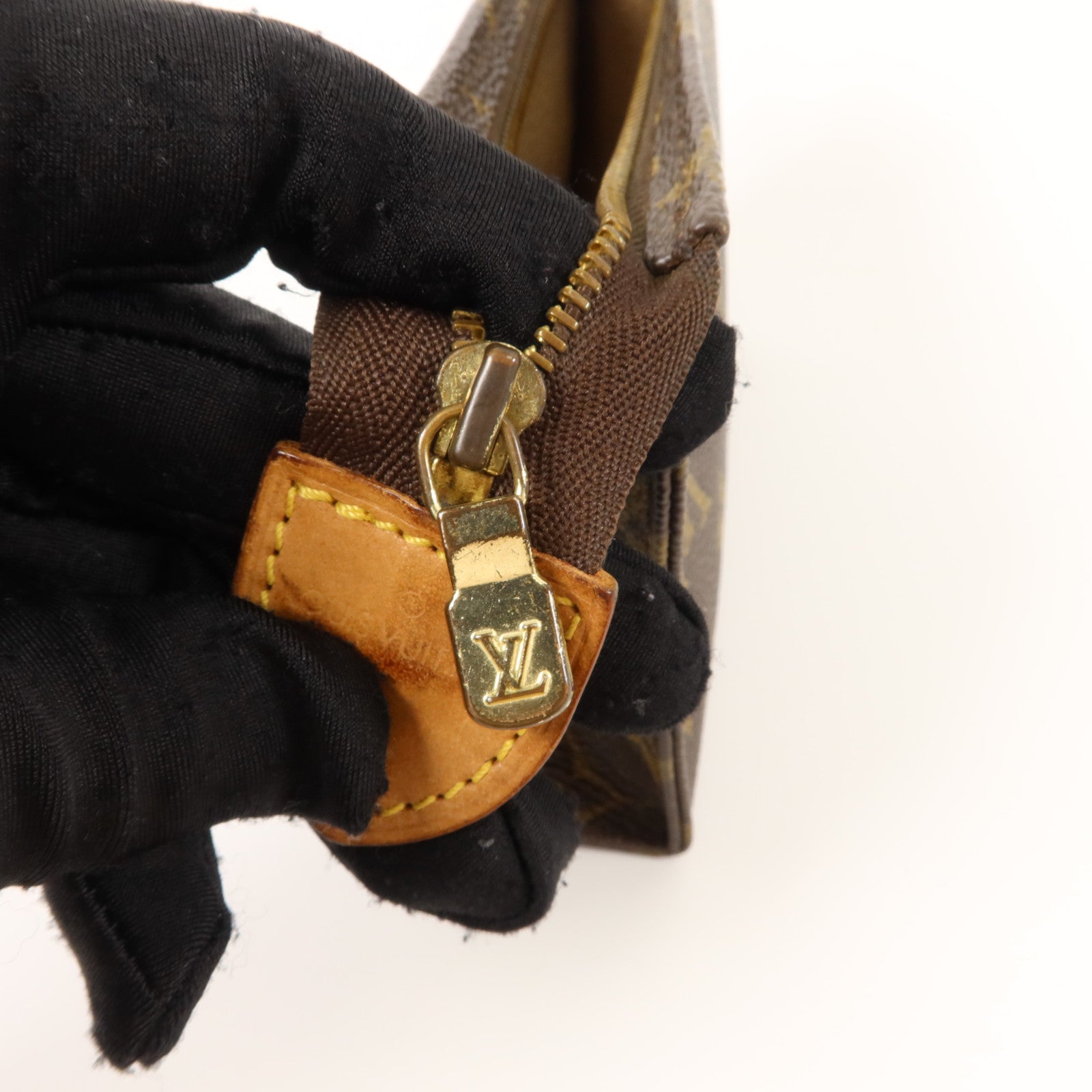 LOUIS VUITTON Monogram Toiletry Pouch 15小袋