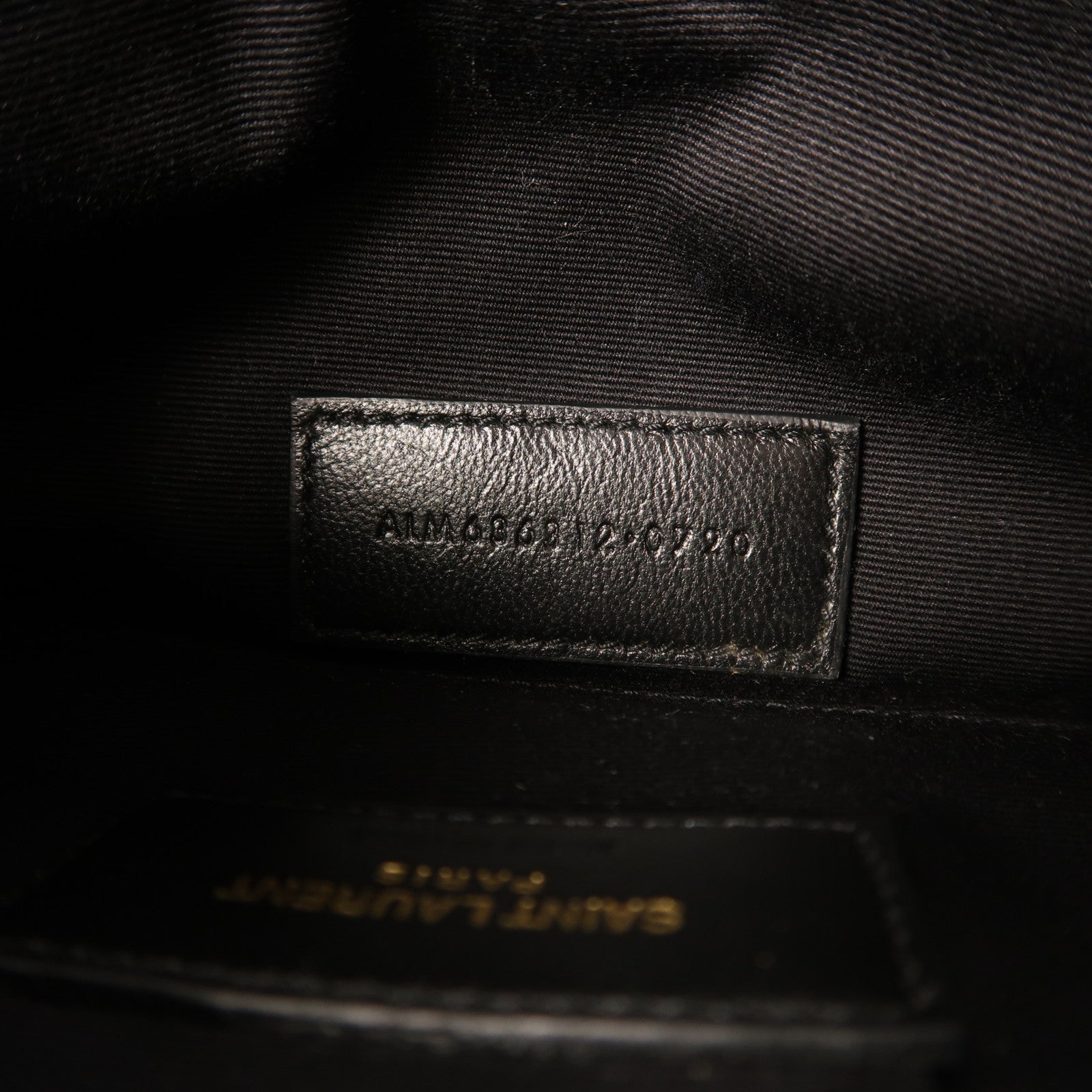 YVES SAINT LAURENT 牛皮皮革Pouch金扣手拿包