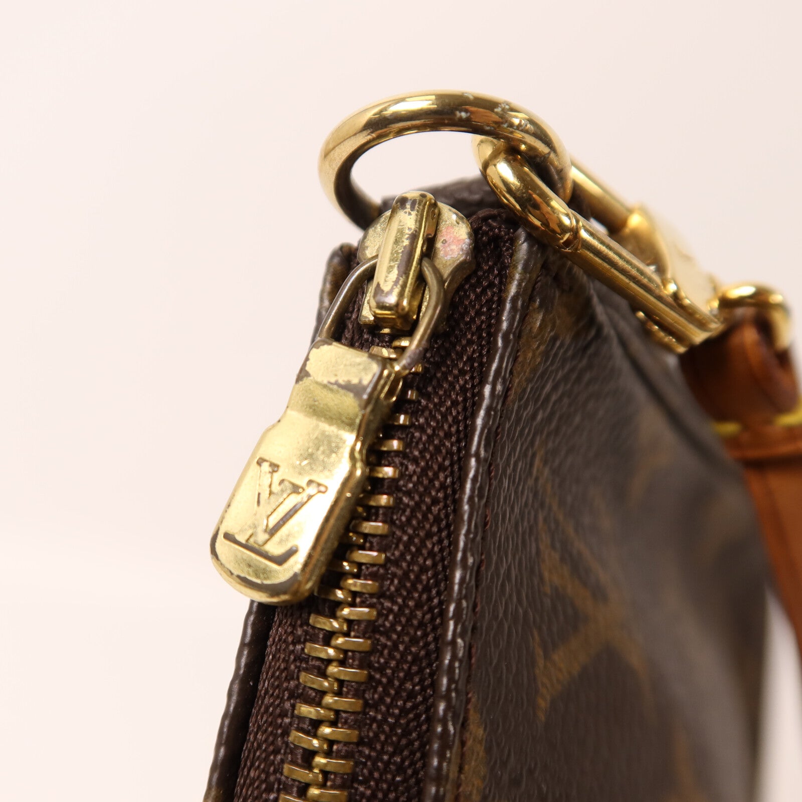LOUIS VUITTON Monogram Pochette Accessoires金扣手挽袋