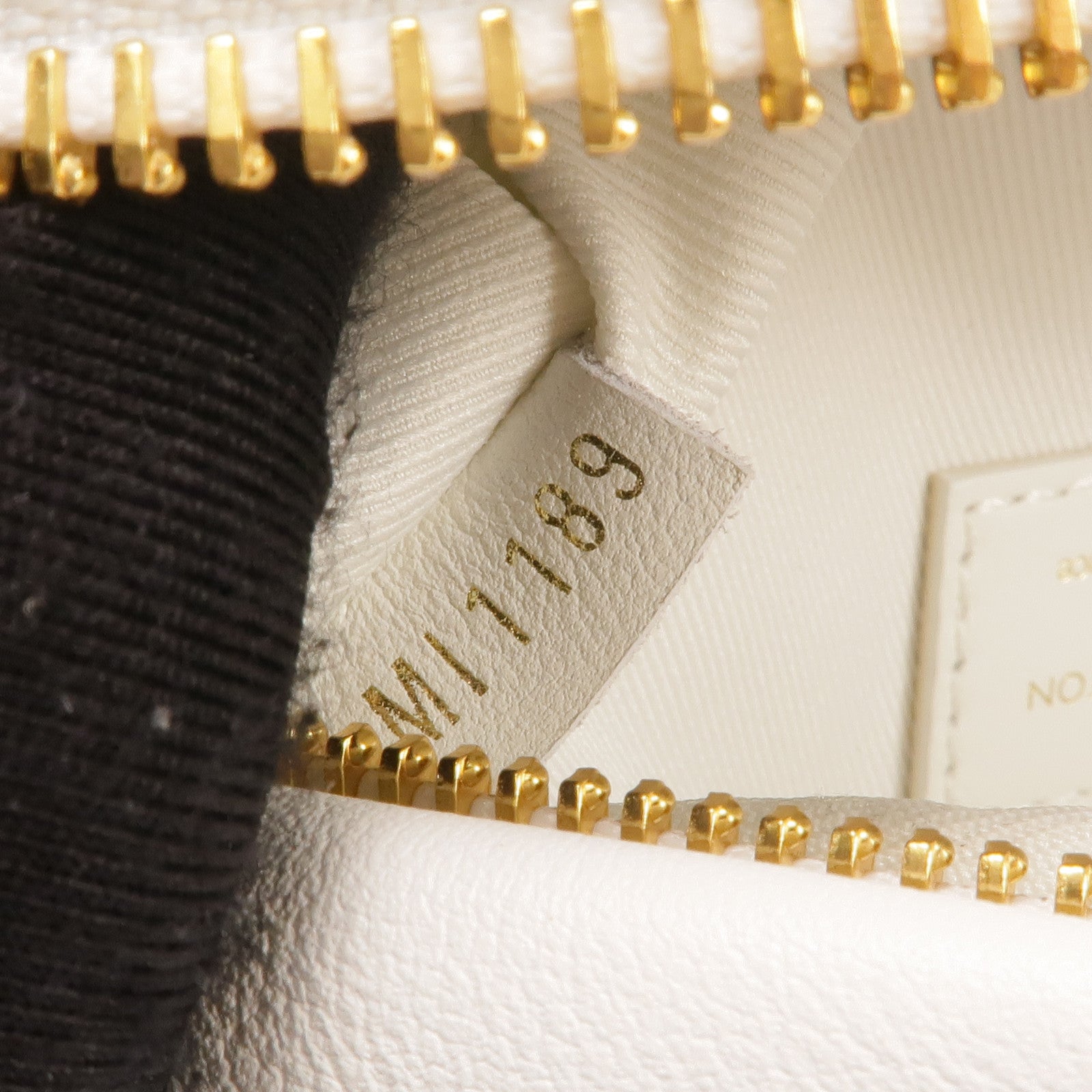 LOUIS VUITTON 牛皮皮革New Wave Bum Bag金扣腰包