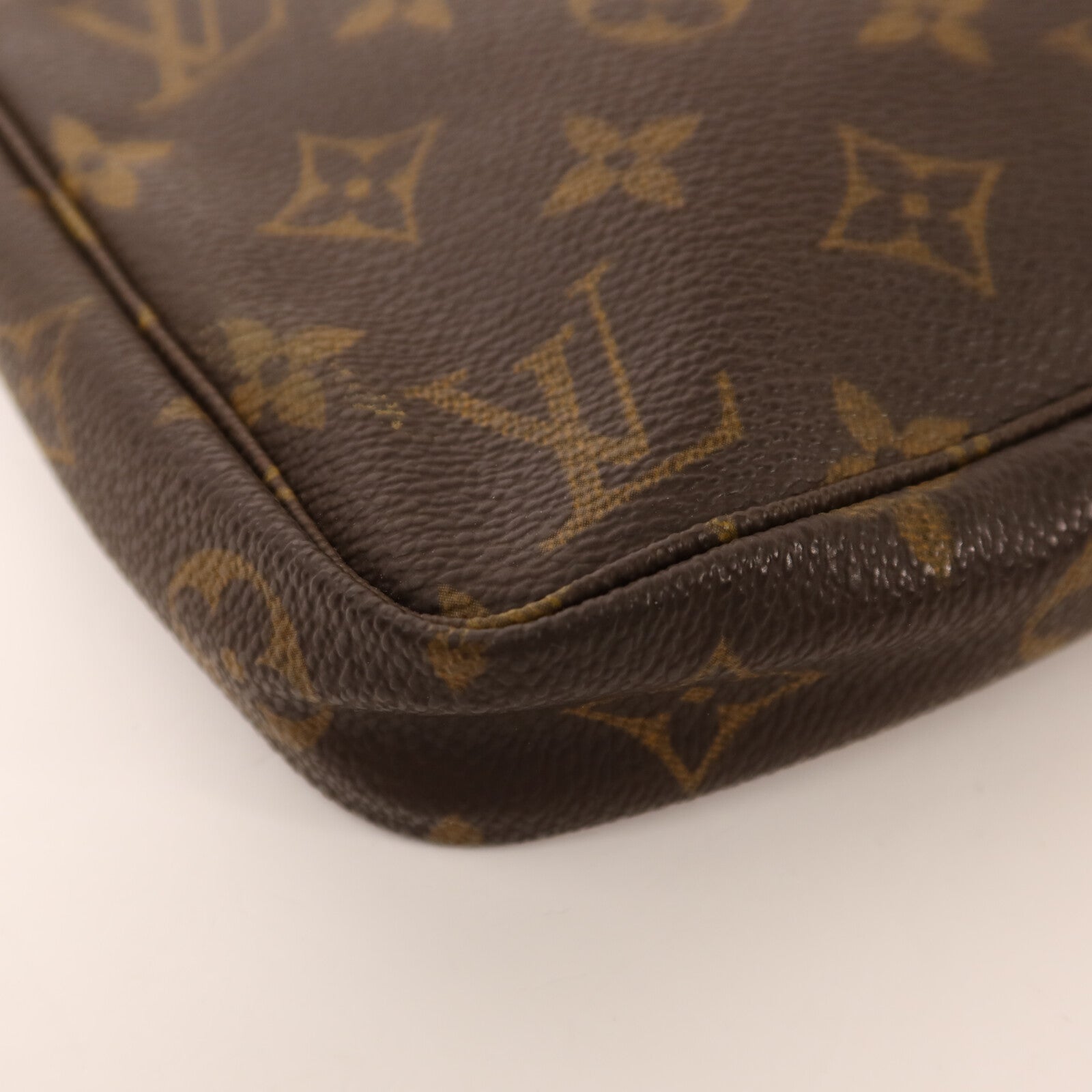 LOUIS VUITTON Monogram Pochette Accessoires金扣手挽袋