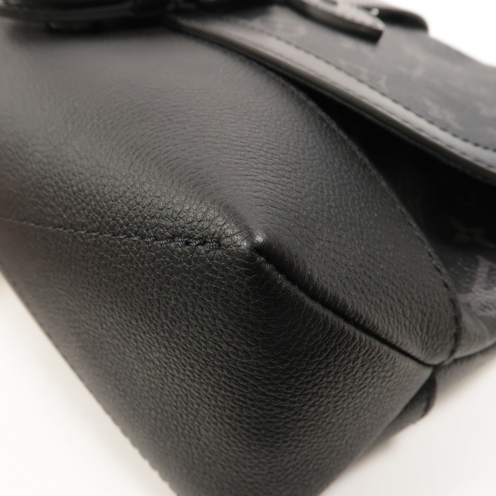 LOUIS VUITTON Monogram Eclipse Saumur Messenger肩背袋