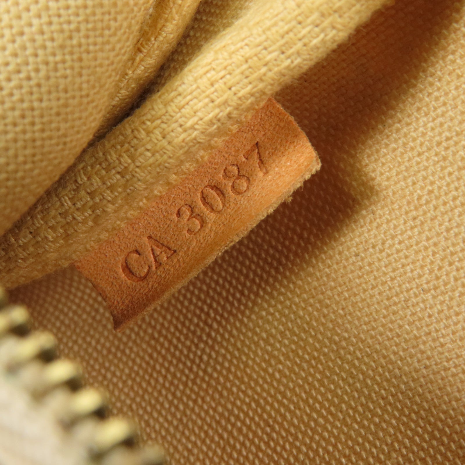 LOUIS VUITTON Damier Azur Pochette Accessories金扣手挽袋