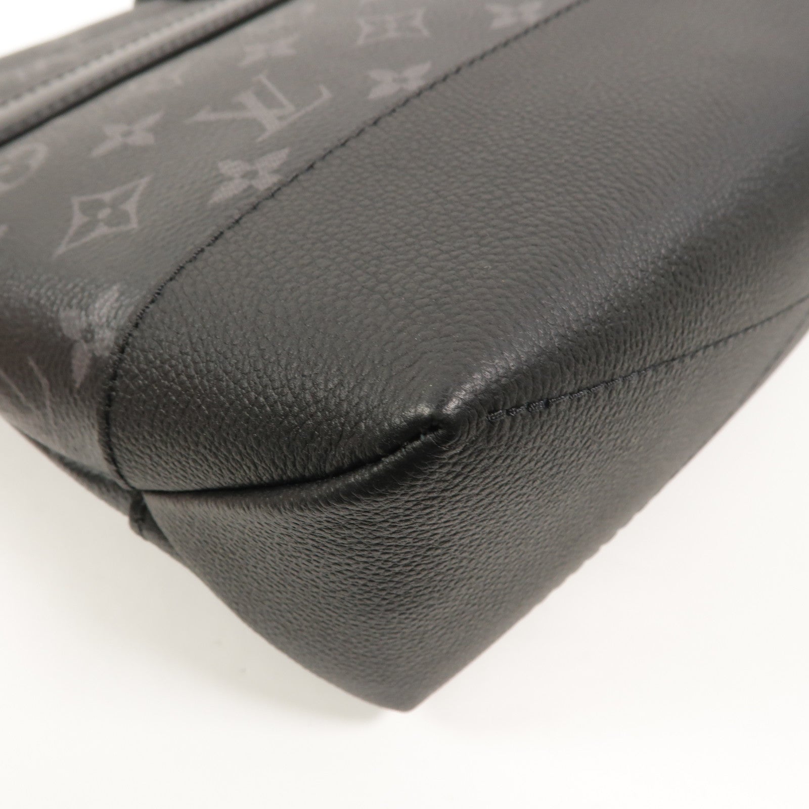 LOUIS VUITTON Monogram Eclipse Saumur Messenger肩背袋