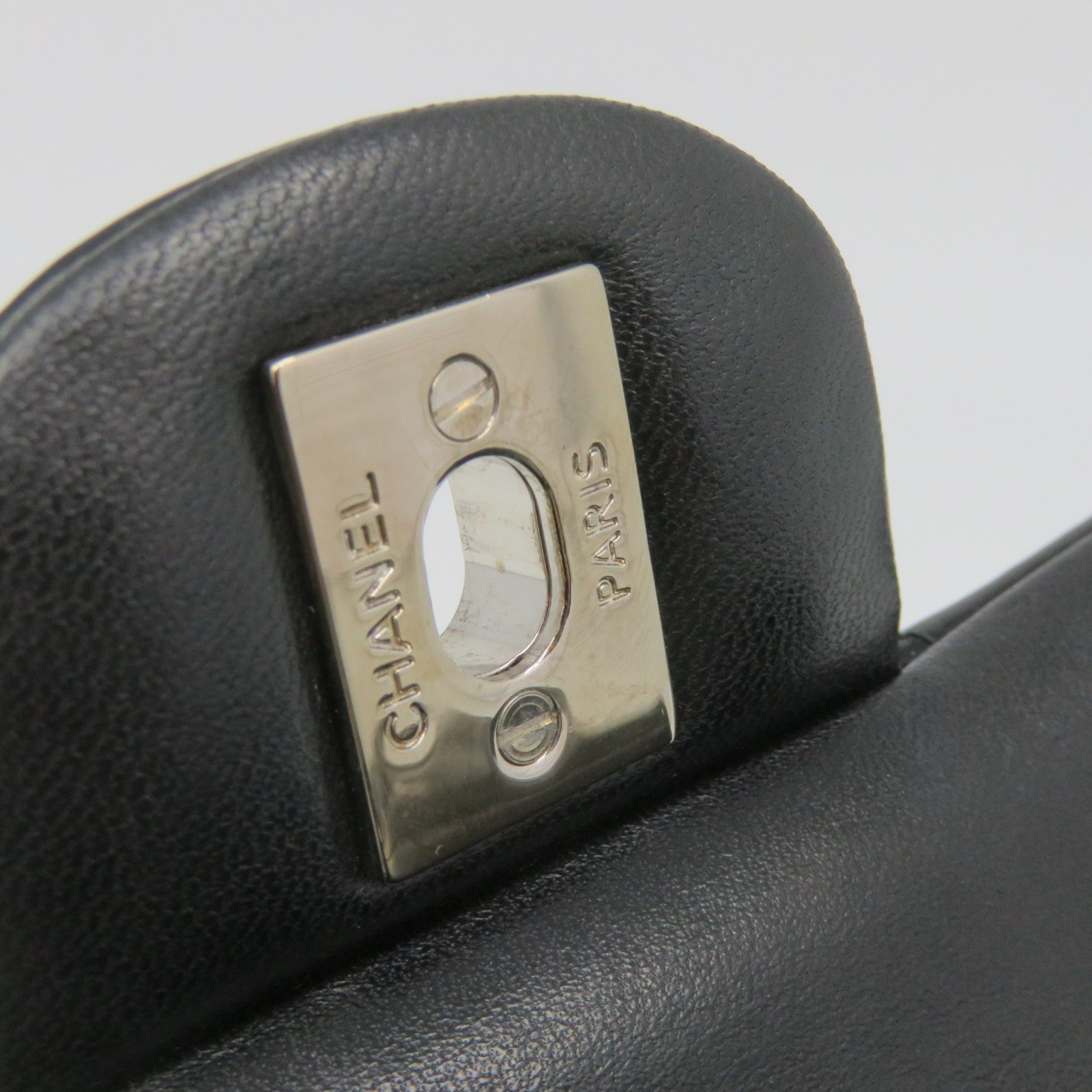 CHANEL 【清倉大減價】菱格漆皮皮革Classic 25 Shoulder Bag銀扣鏈帶肩背袋黑色