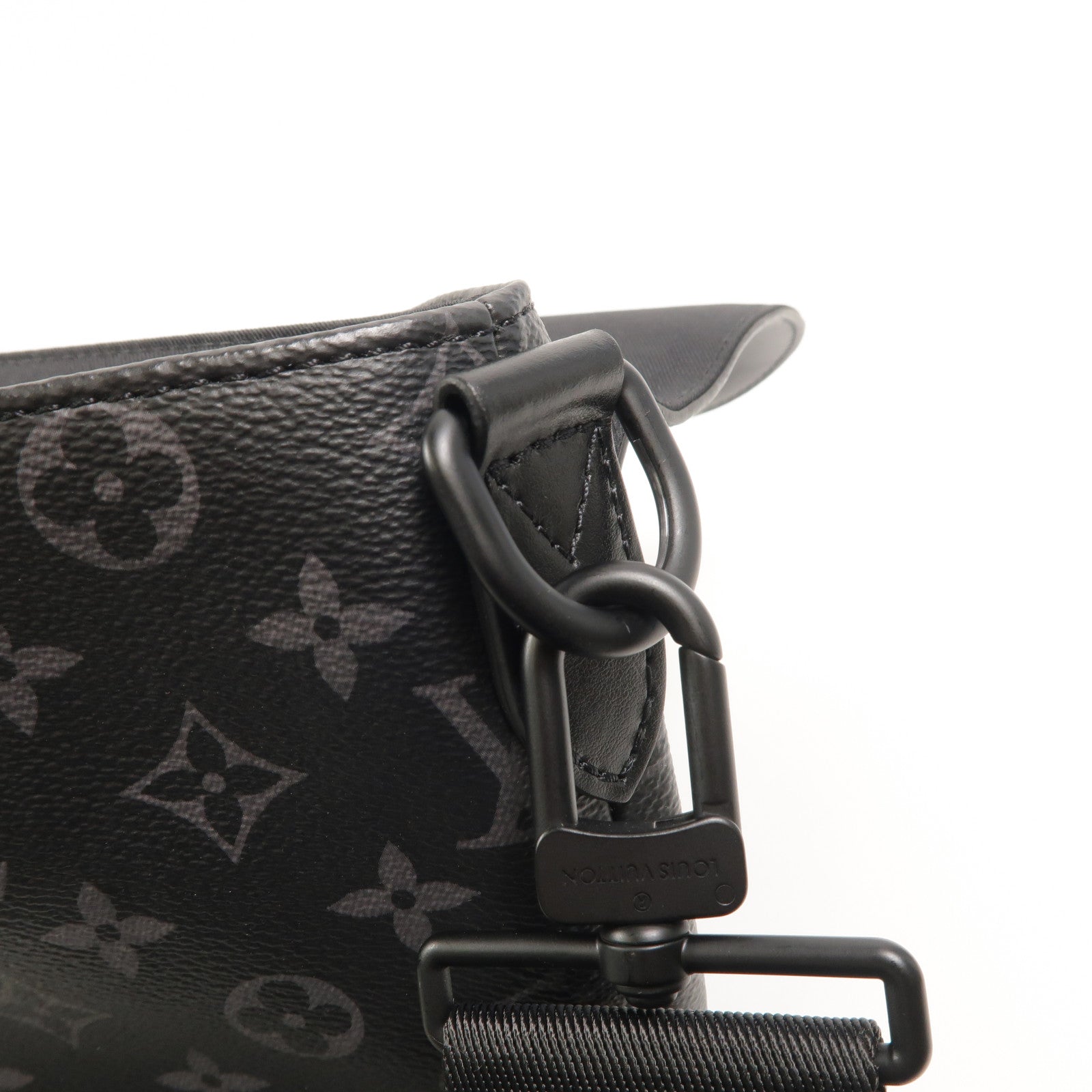 LOUIS VUITTON Monogram Eclipse Saumur Messenger肩背袋