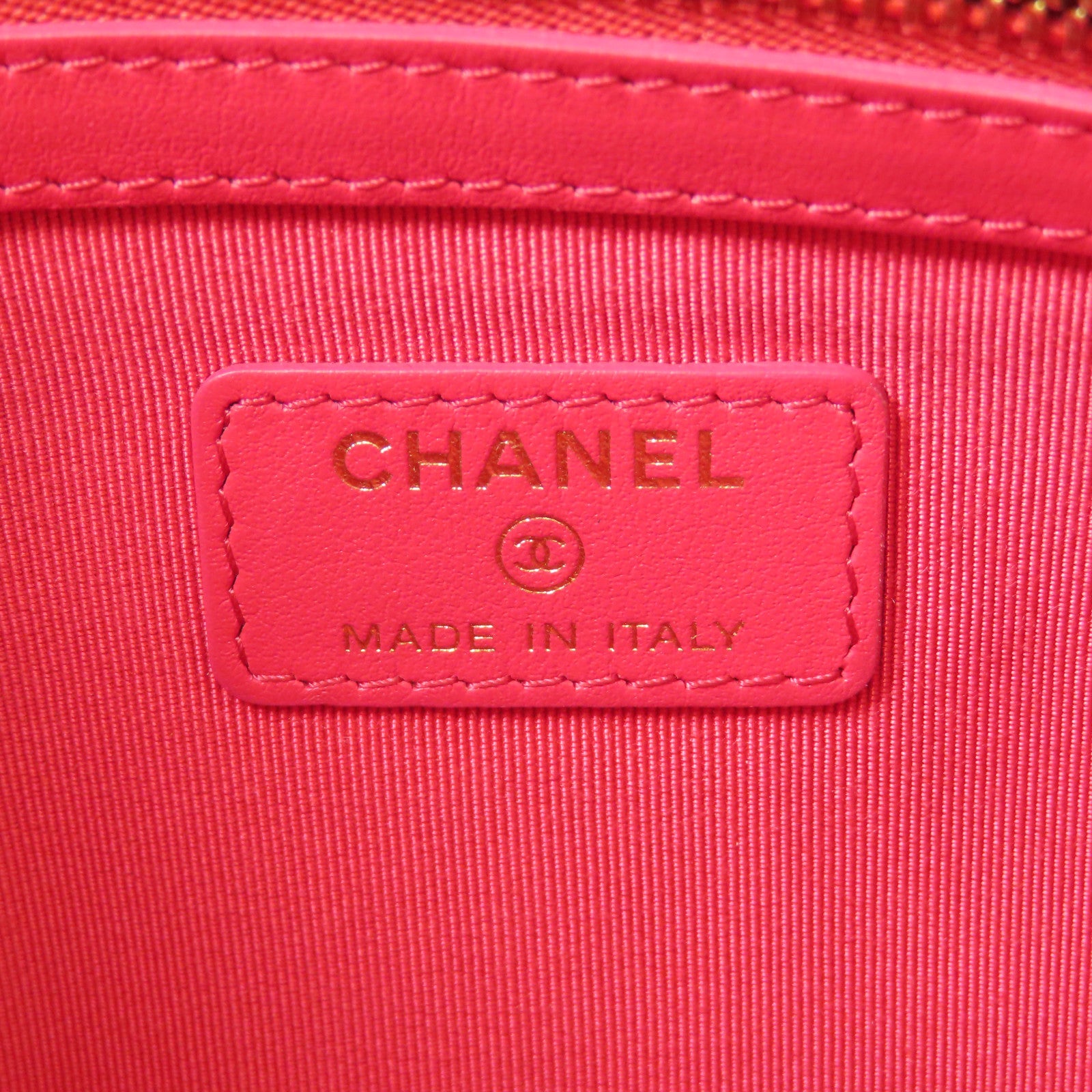 CHANEL 牛皮皮革Pouch金扣手拿包