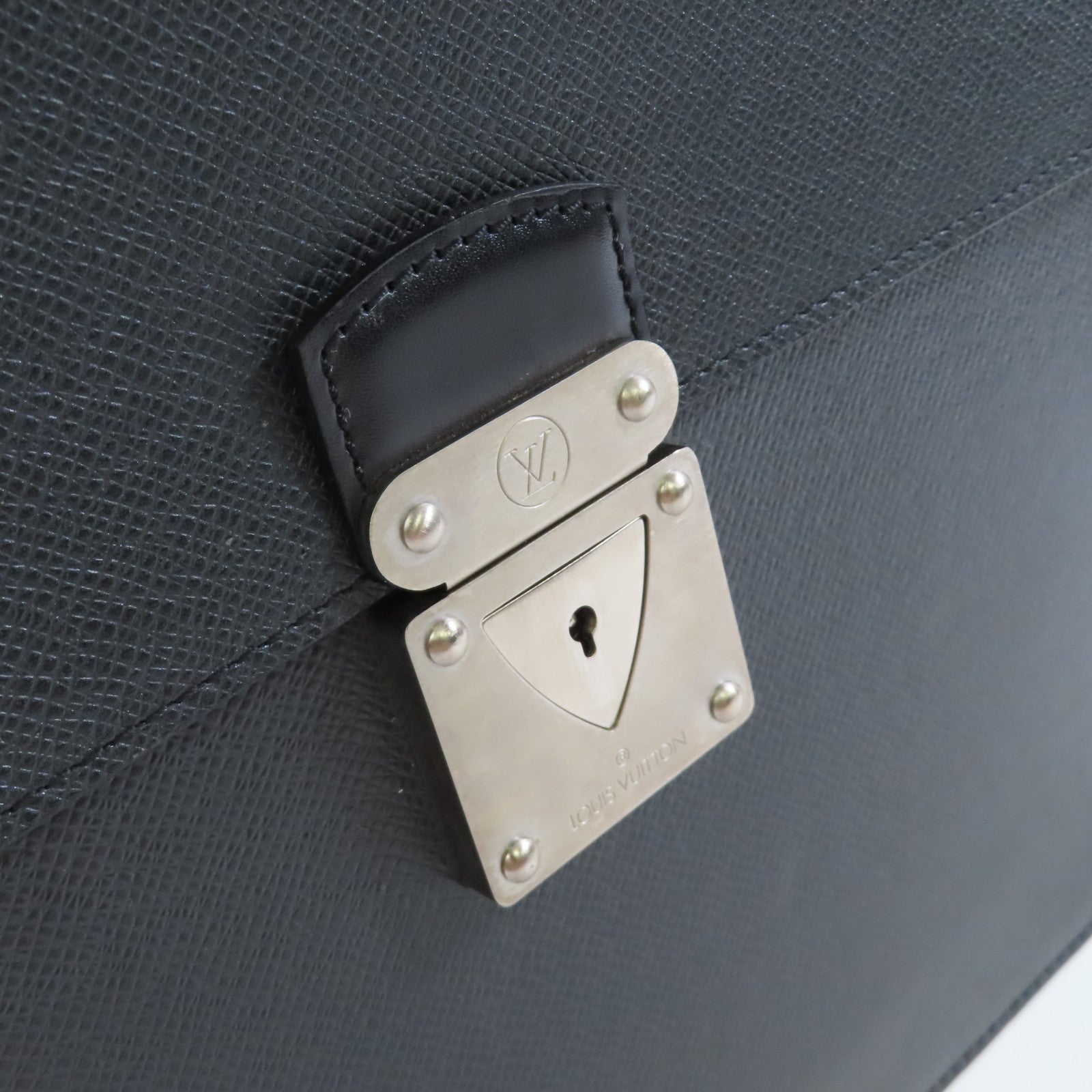 LOUIS VUITTON Taiga Serviette Moskova Business Bag銀扣公事包黑色